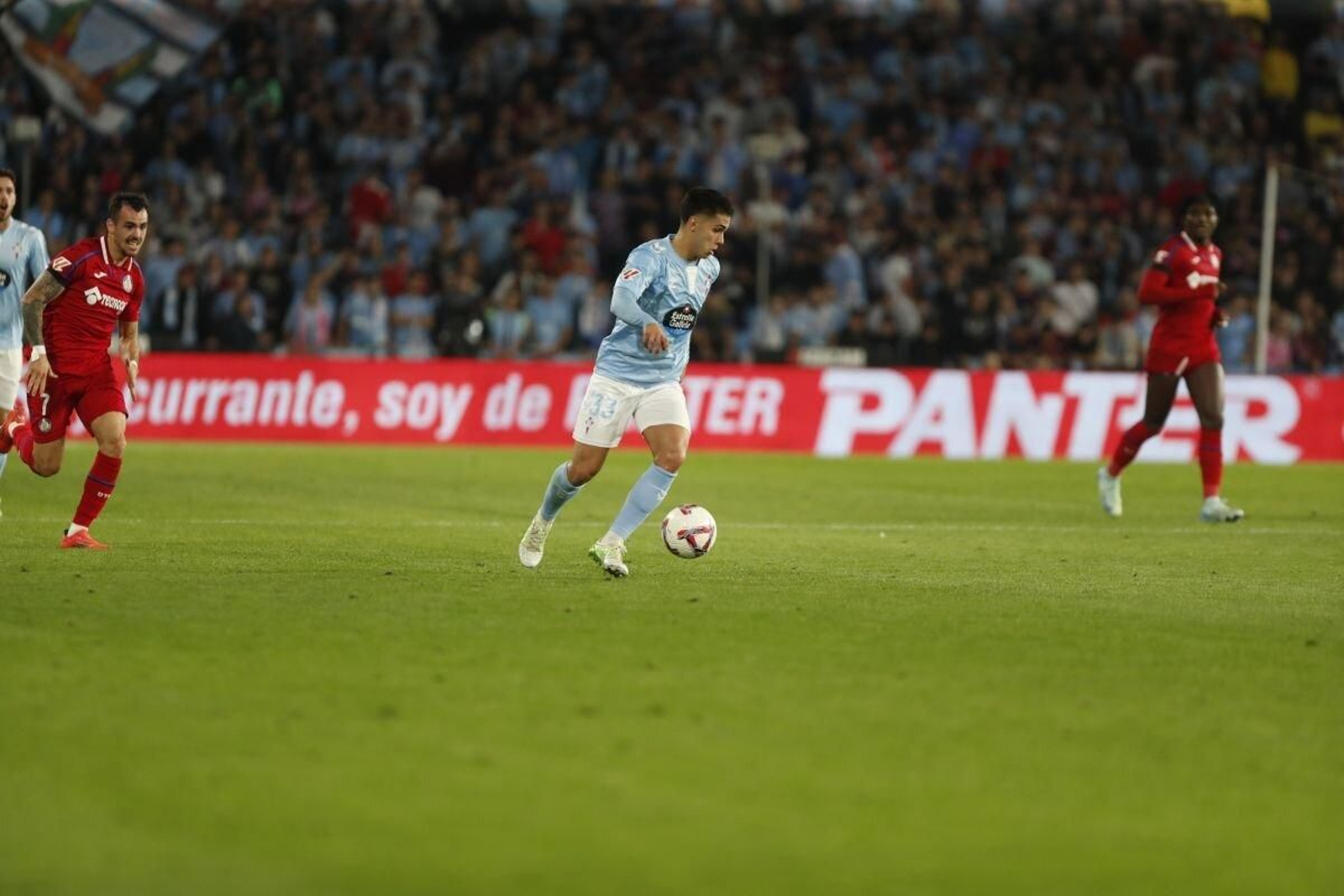 Hugo Sotelo conduce el balón en un partido de esta temporada en Balaídos.
