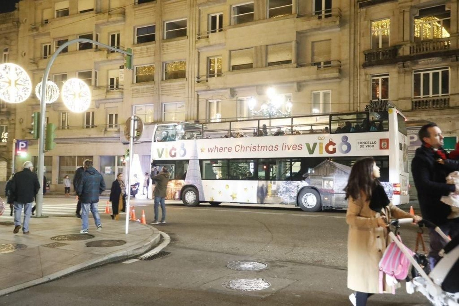Los turistas invaden Vigo en el Puente17