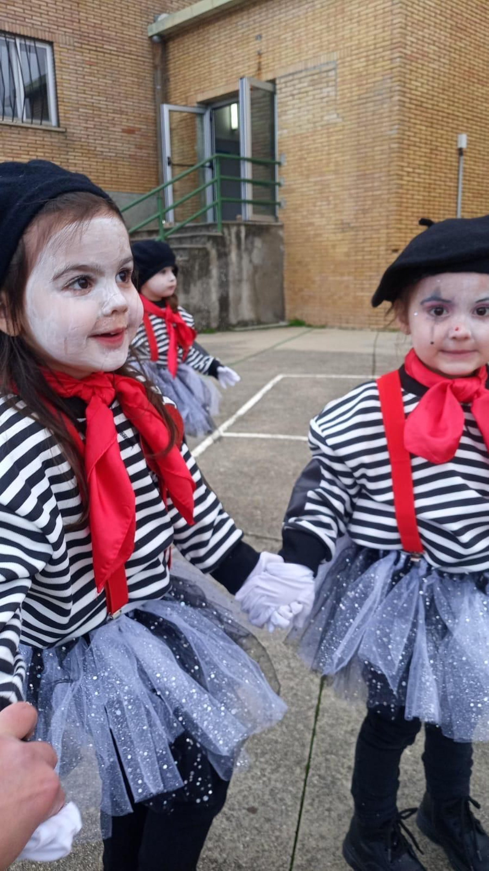 Galería | Los niños llenan de color las calles de Viana do Bolo por el Día de Comadres y Compadres