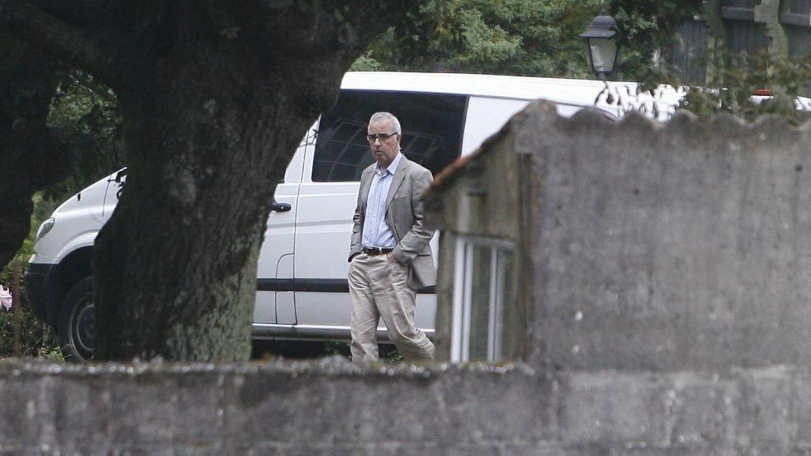 Alfonso Basterra en la finca en Teo