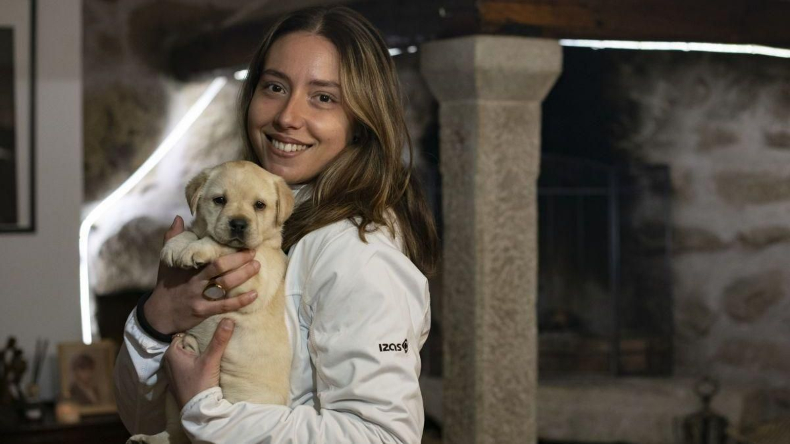 Clara Barreiros posa junto a una cachorro de la raza labrador retriever.
