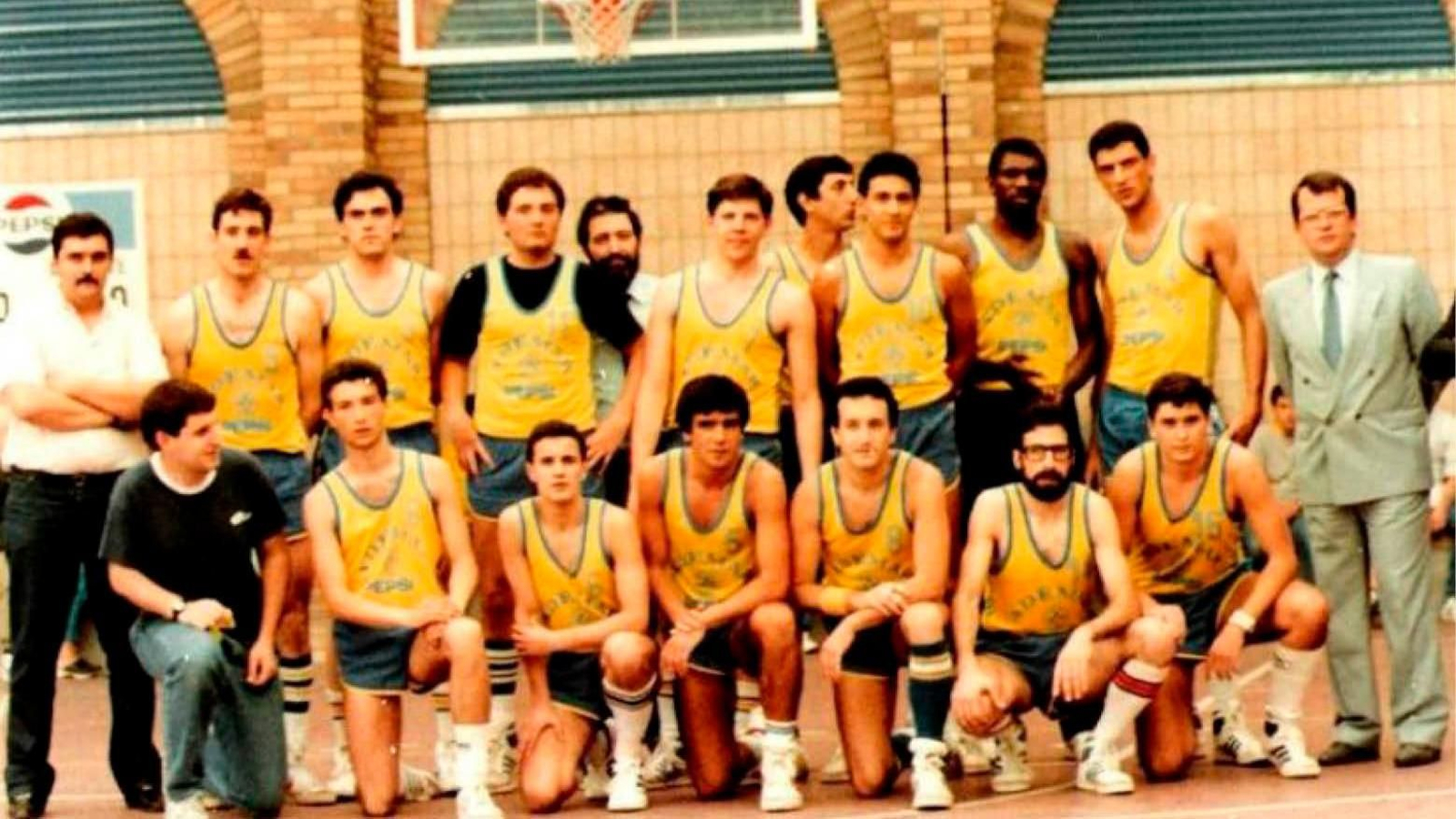 Miguel Méndez, segundo por la izquierda agachado, comenzó en el baloncesto masculino vigués,