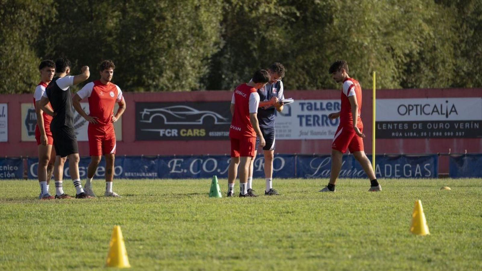 Iago Lantes, preparador físico del Verín, toma nota de los ejercicios de los jugadores.