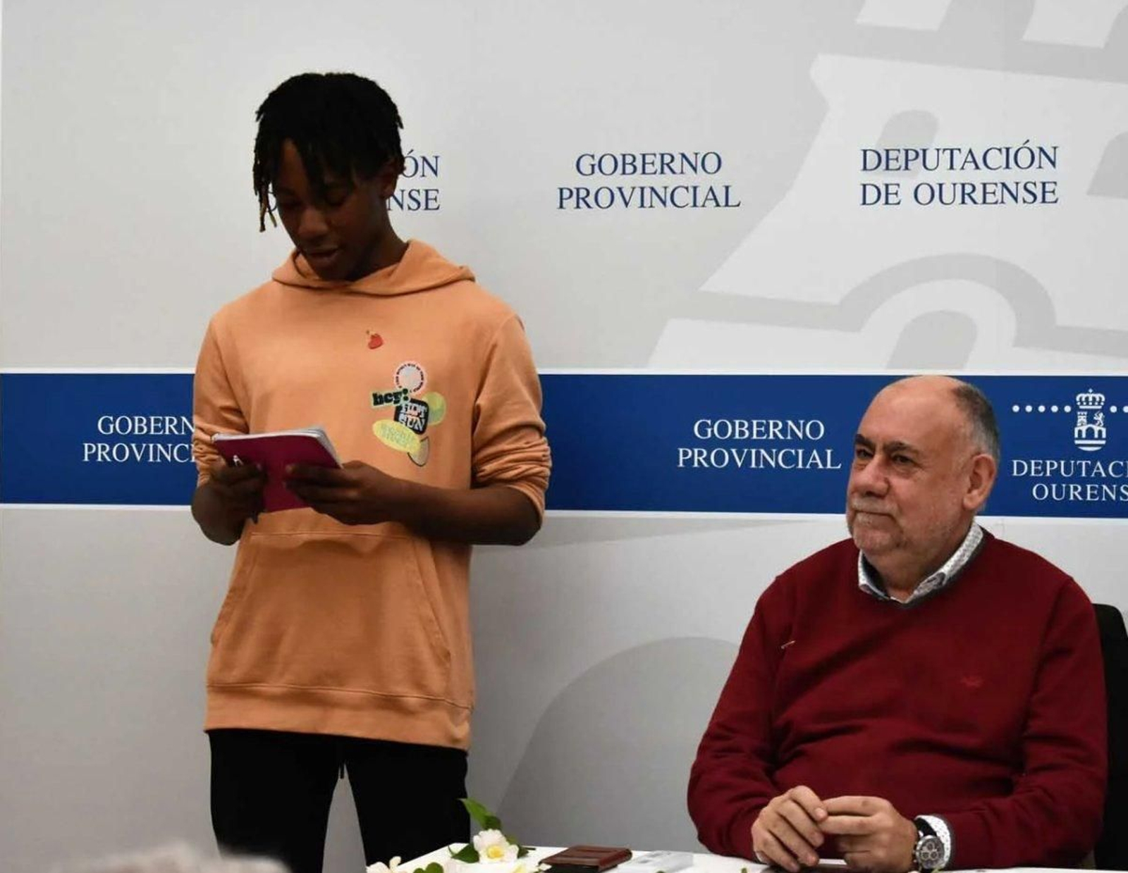 Cardenal Cisneros. Para celebrar el Día de San Valentín, el Círculo Poético Ourensán organizó un recital poético en el que participaron los alumnos Helena, Lucero, Isa, Desmond, Héctor, Julien y Marco, con versos propios y de Mario García Montalbán.