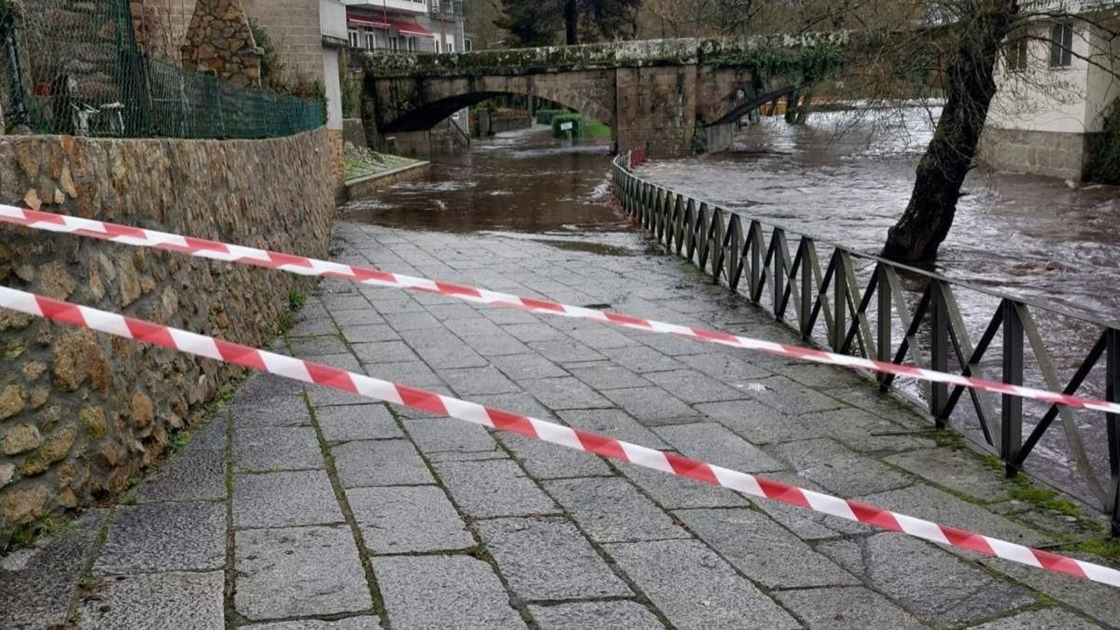 El Arnoia en Baños de Molgas comenzaba el lunes a desbordarse.