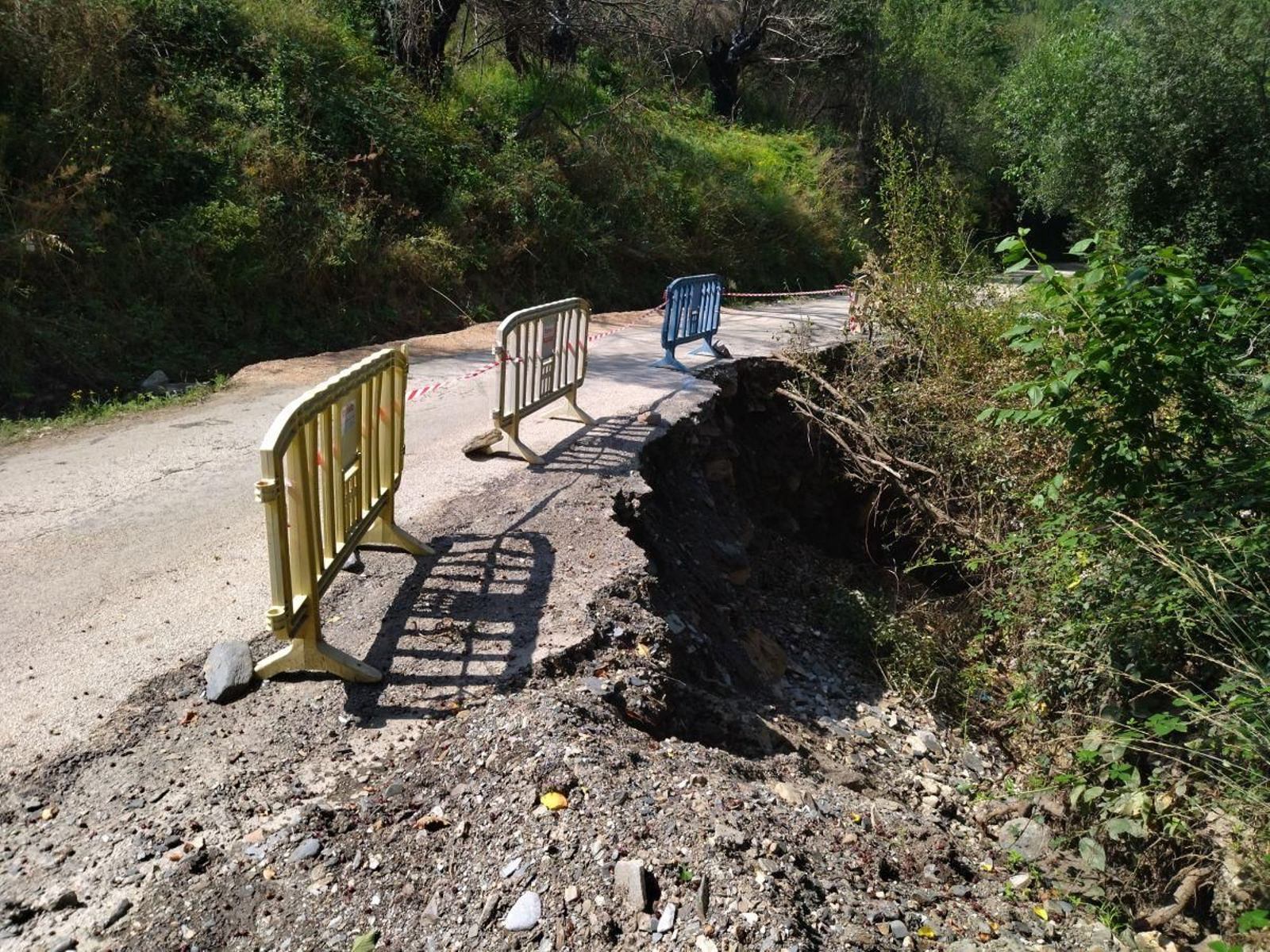 Tramo de carretera hundido entre Castro y Soulecín, en O Barco.