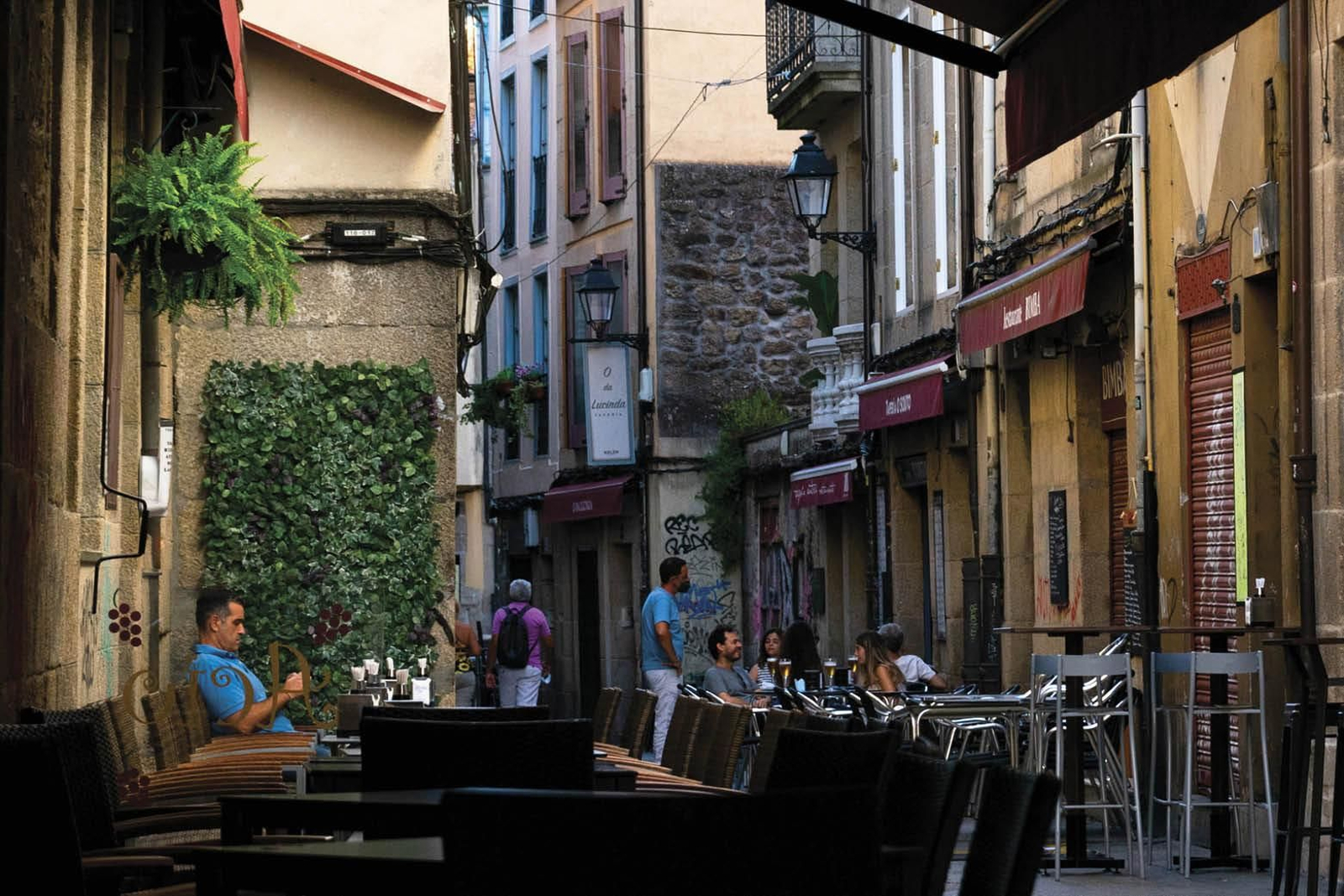Las nuevas restricciones no afectan a las terrazas de los locales, que permanecen al 50% (MIGUEL GARCÍA).