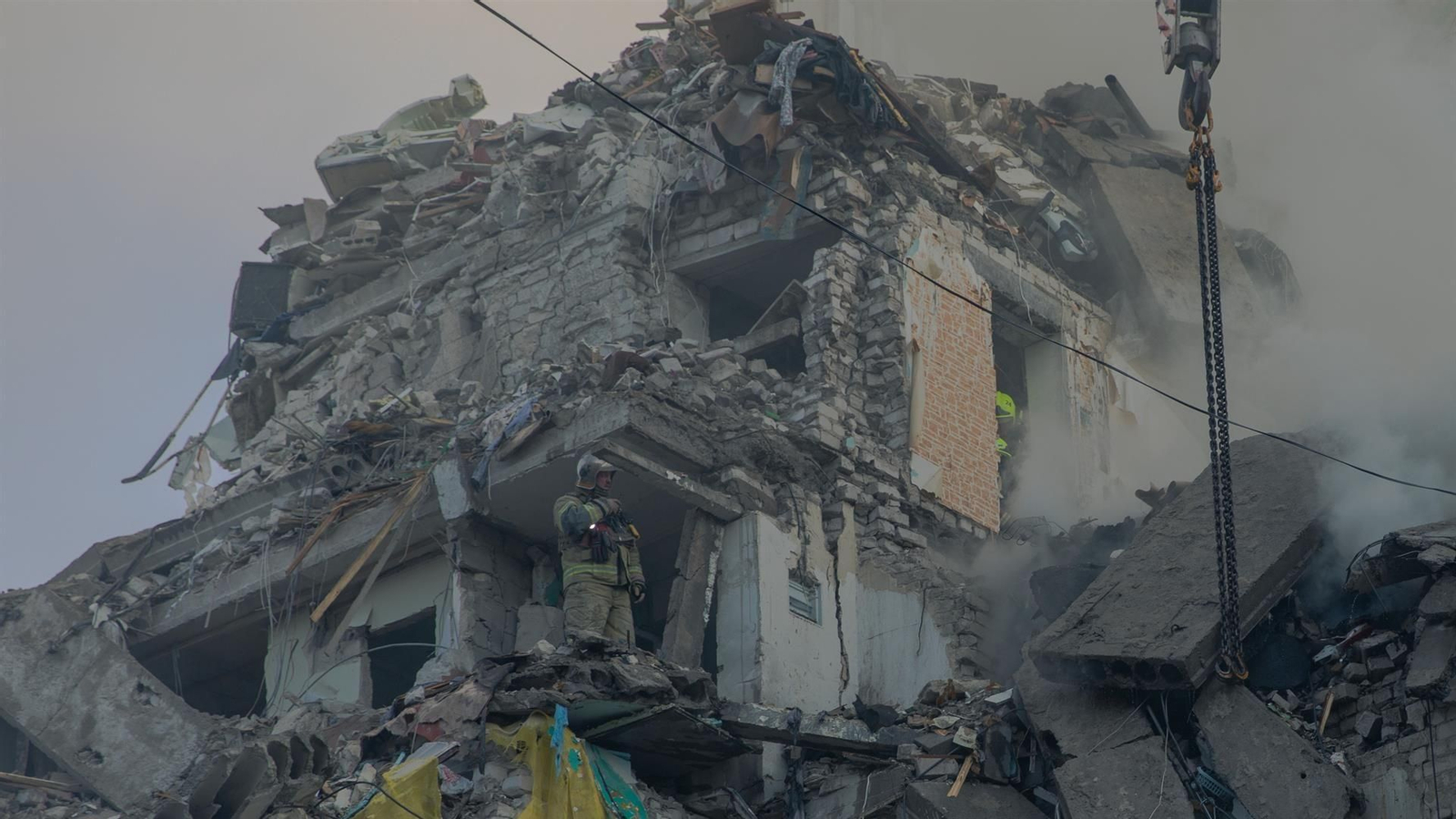 Rescatistas ucranianos luchan contra las llamas y buscan sobrevivientes entre las ruinas de un edificio residencial de nueve pisos parcialmente derrumbado en Kiev tras un ataque nocturno a gran escala con drones y misiles rusos