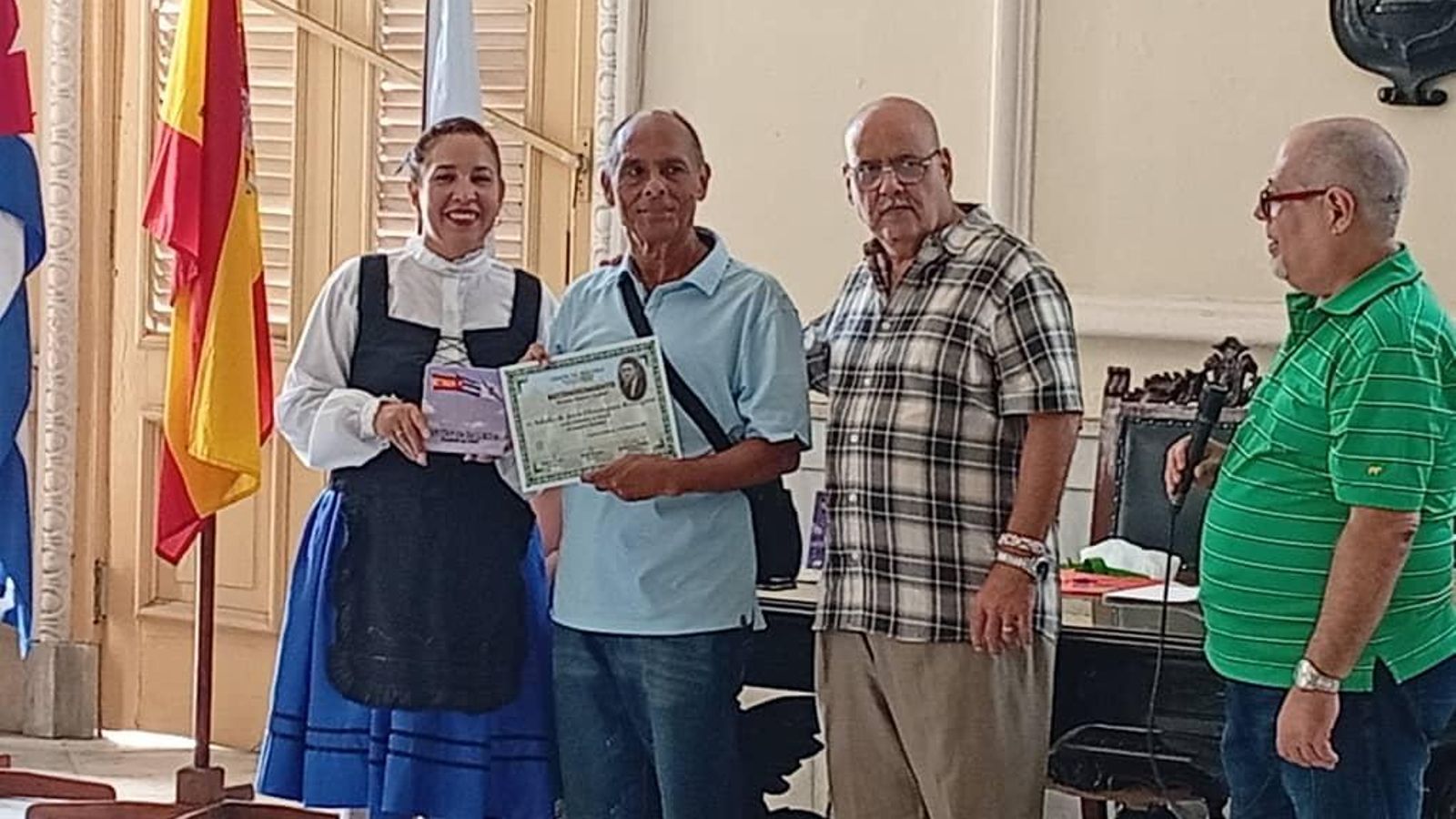Entrega de reconocimientos a los premiados