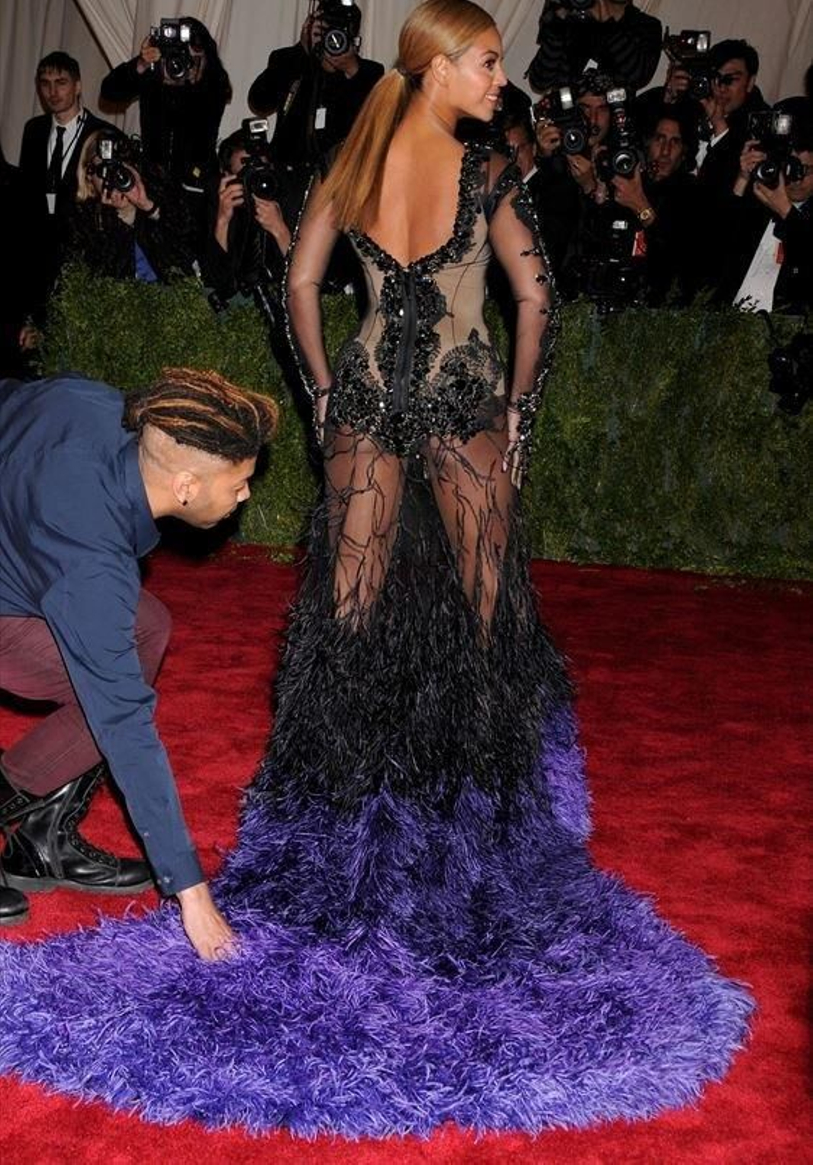 Famosas con vestidos transparente 09