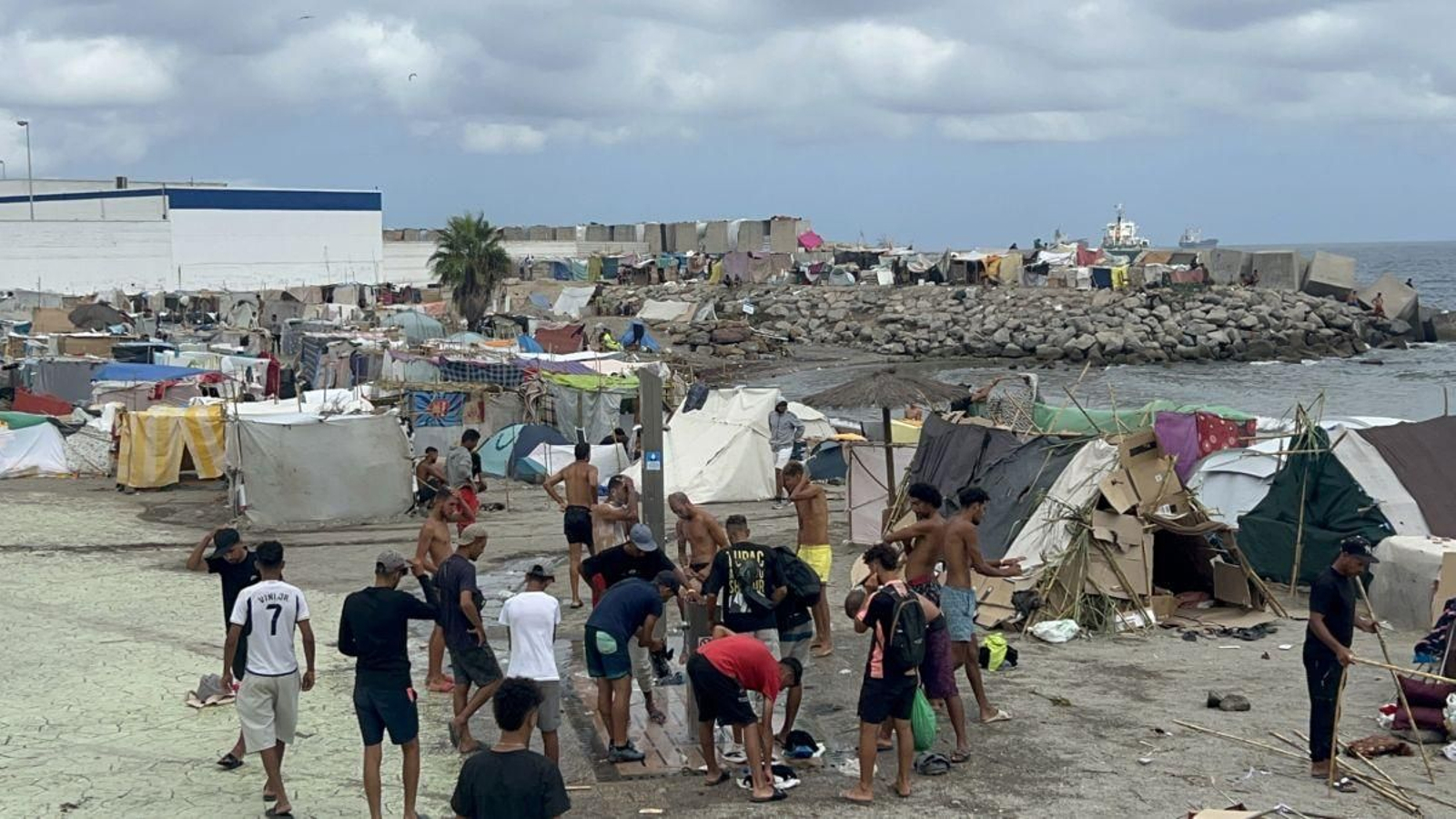 Otro asentamiento de chabolas en una playa ceutí.