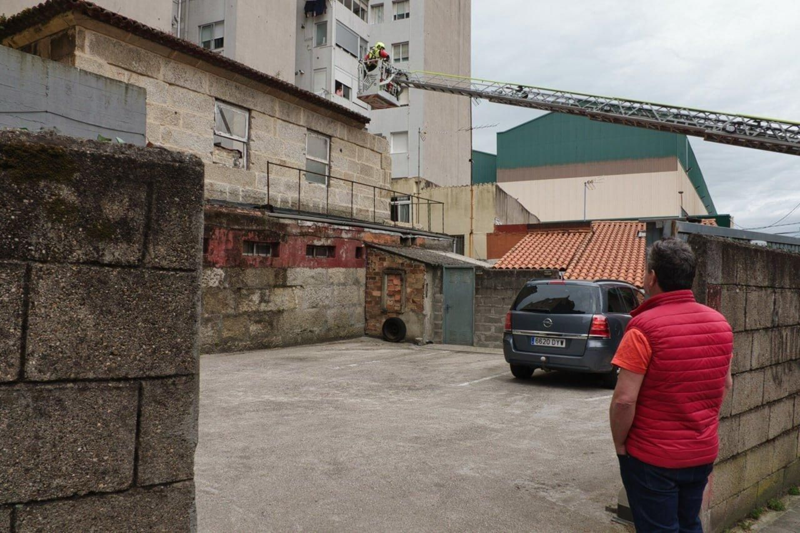 Un vecino sigue de cerca los trabajos de inspección.