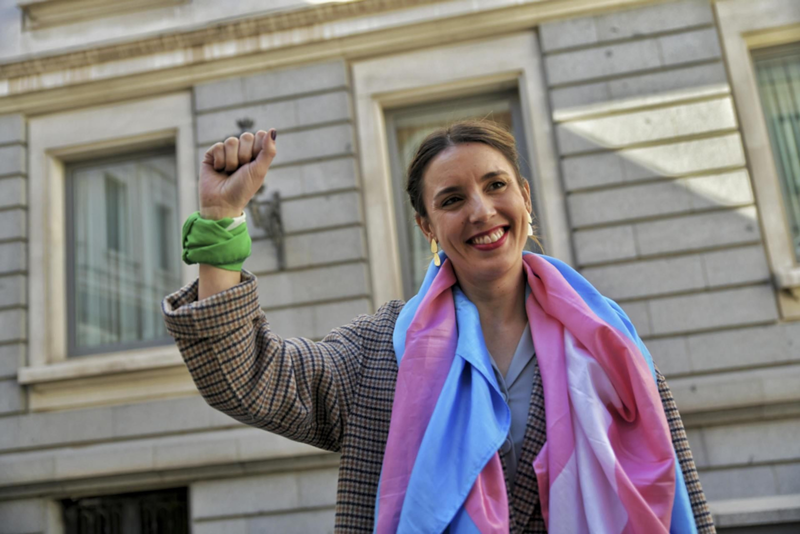 La ministra de Igualdad, Irene Montero, celebra la aprobación de la Ley Trans. // EFE