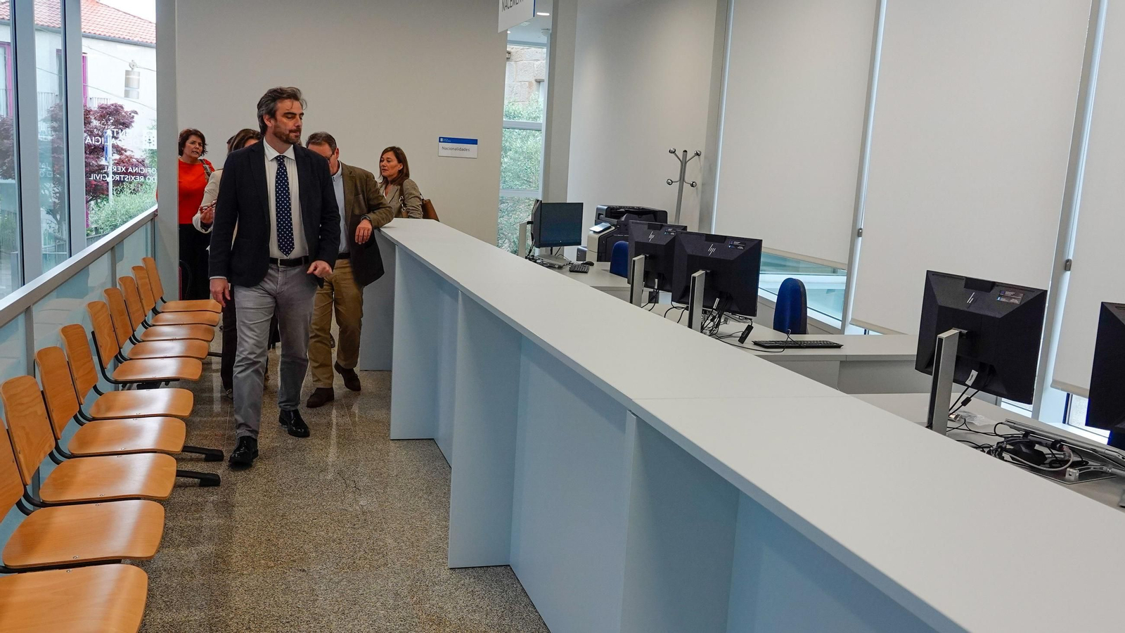 El conselleiro Diego Gago, en la visita al nuevo Registro Civil
