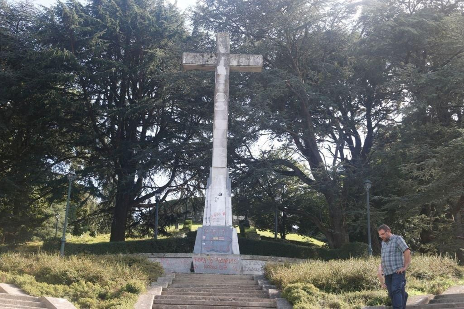 La Cruz del Castro preside la entrada al parque y la escalinata desde 1961.