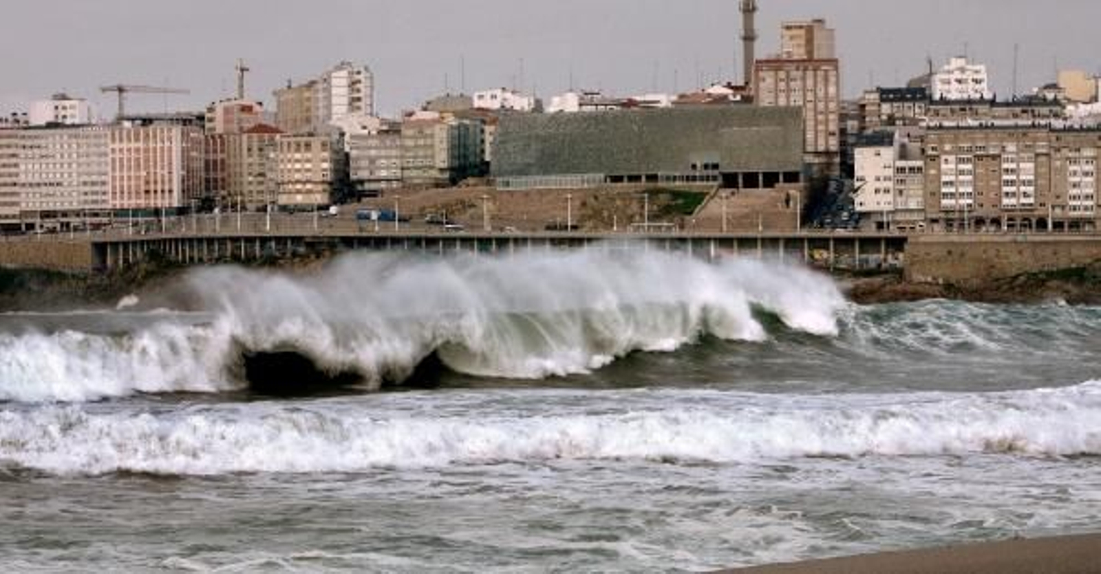 Las olas rompían con fuerza ayer por la mañana en la playa coruñesa de Riazor. Foto: efe