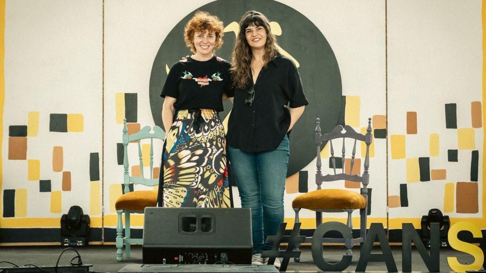 La actriz porriñesa, Janet Novás (D), galardonada con un premio Goya, con la actriz, María vázquez, asidua a Cans.