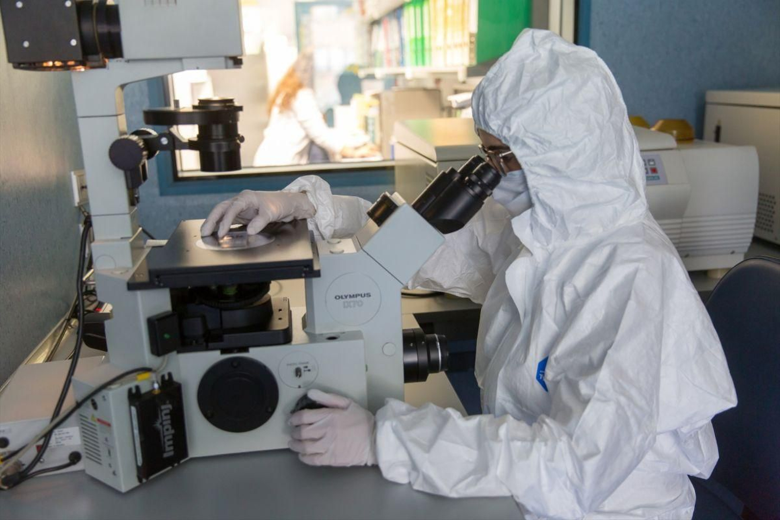 Una investigadora analiza una muestra de espermatozoides en un laboratorio.