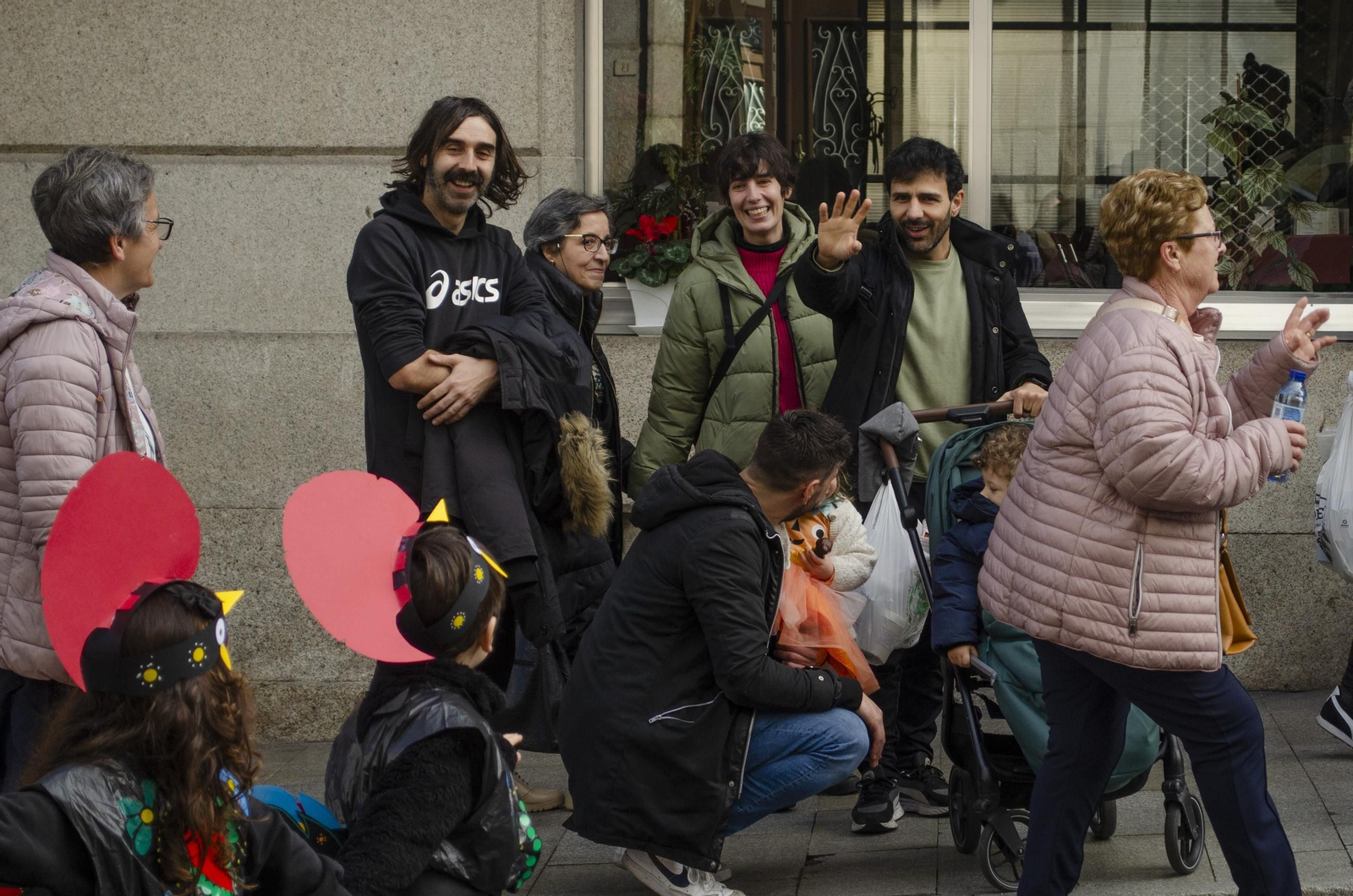 Los niños animan las calles de Ribadavia con el desfile escolar de Entroido
