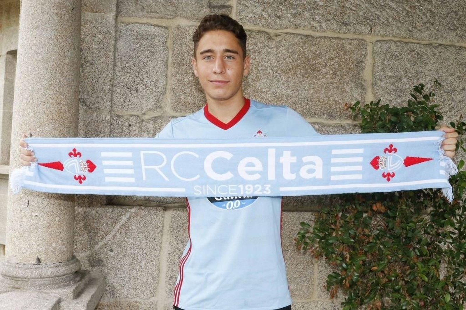 Emre Mor, con una bufanda del Celta, tras firmar su contrato.