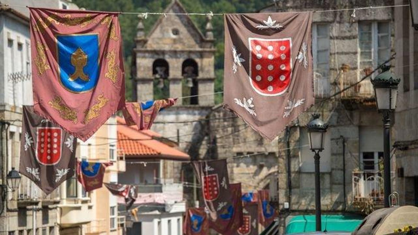 RIBADAVIA (RÚA DO PROGRESO). 20/08/2018. OURENSE. Varias calles de Ribadavia ya se encuentran decoradas con motivos de la Festa da Istoria. FOTO: ÓSCAR PINAL. 