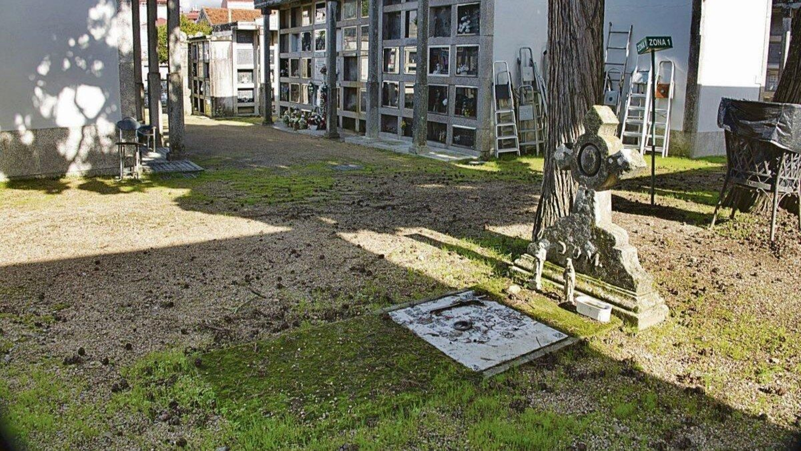 A primeira tumba en Pereiró foi a dun rapaz de once anos chamado Xosé Rodríguez, en 1898, ao pouco de inaugurar o camposanto.