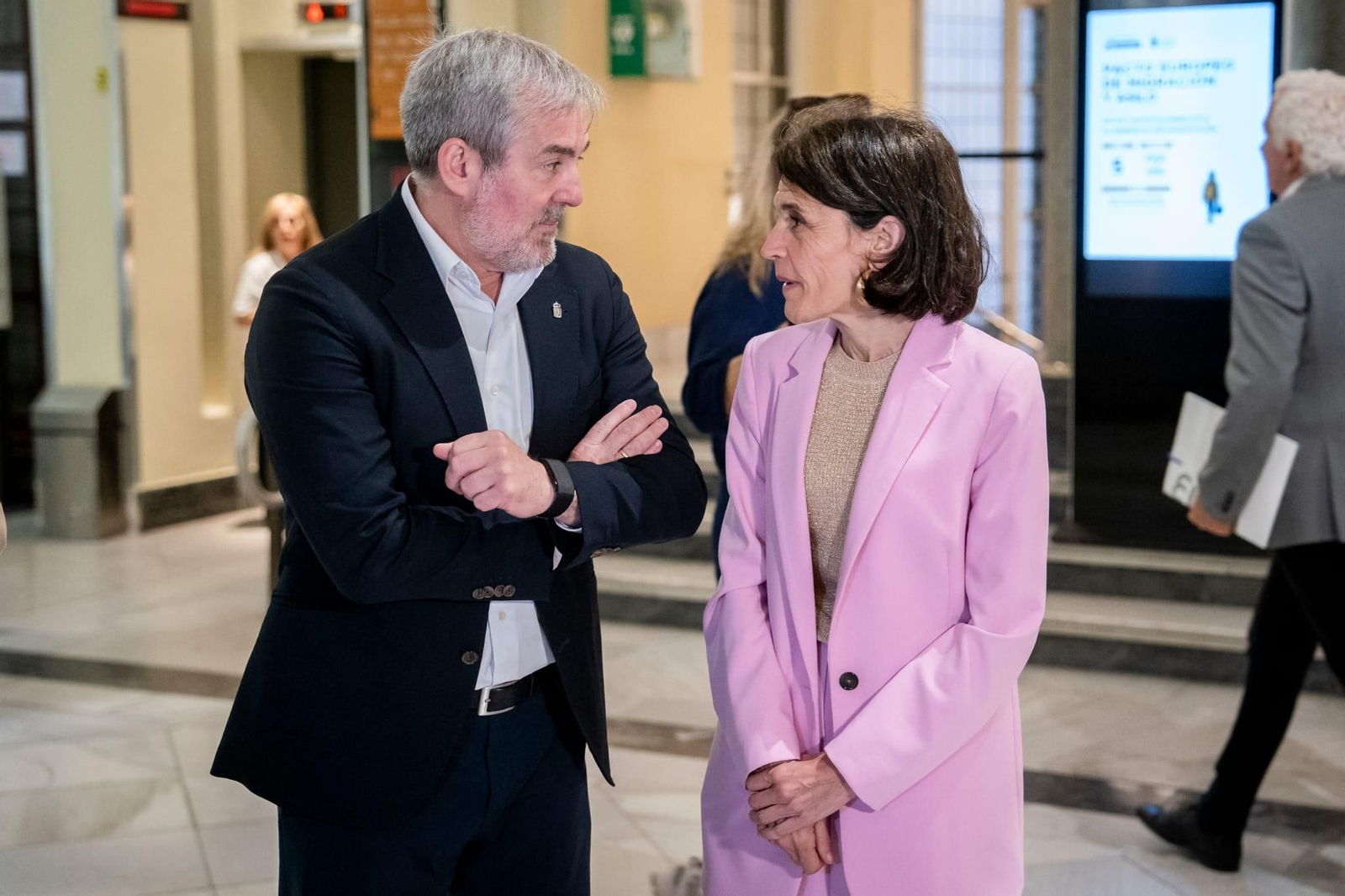 El presidente de Canarias, Fernando Clavijo dialogando con la consejera de Bienestar, Juventud y Reto Demográfico del Gobierno vasco, Nerea Melgosa,