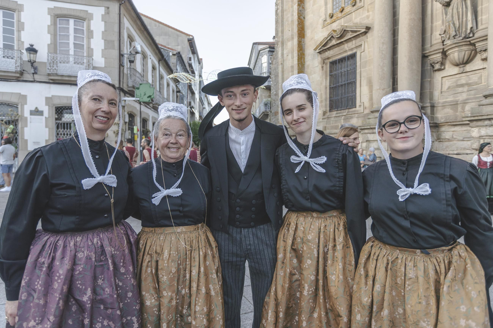 Galería |  Lembranza Ibérica llenó de música las calles de Celanova