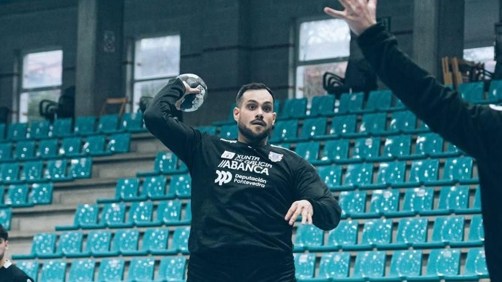 Javier García volvió a los entrenamientos con el Balonmán Cangas.