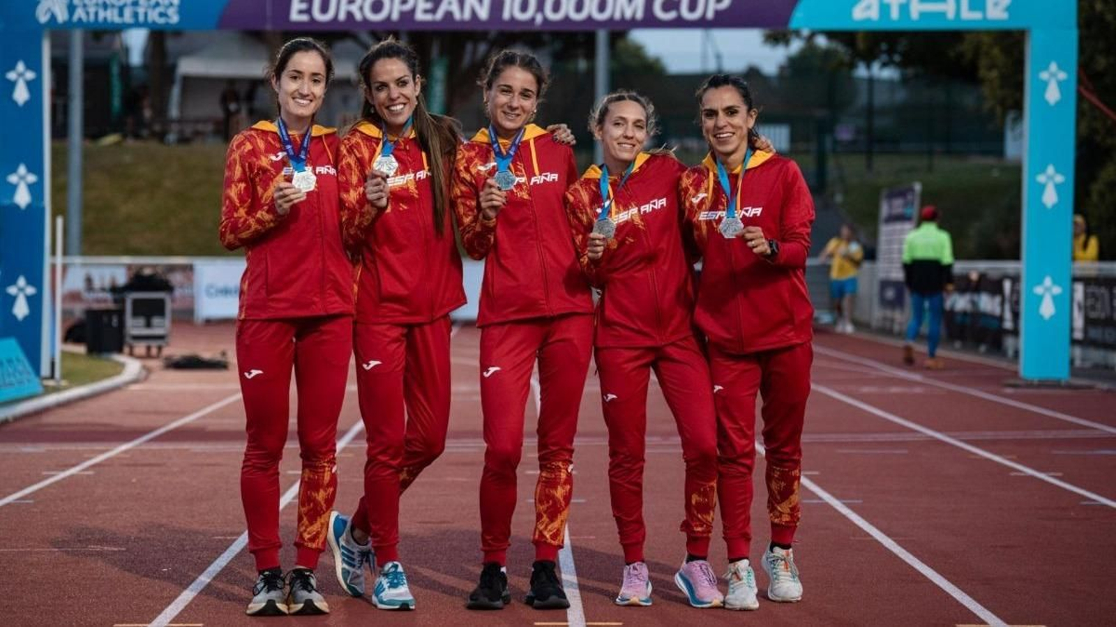 Ester Navarrete (derecha) posa junto a sus compañeras con las medallas de plata por equipos.