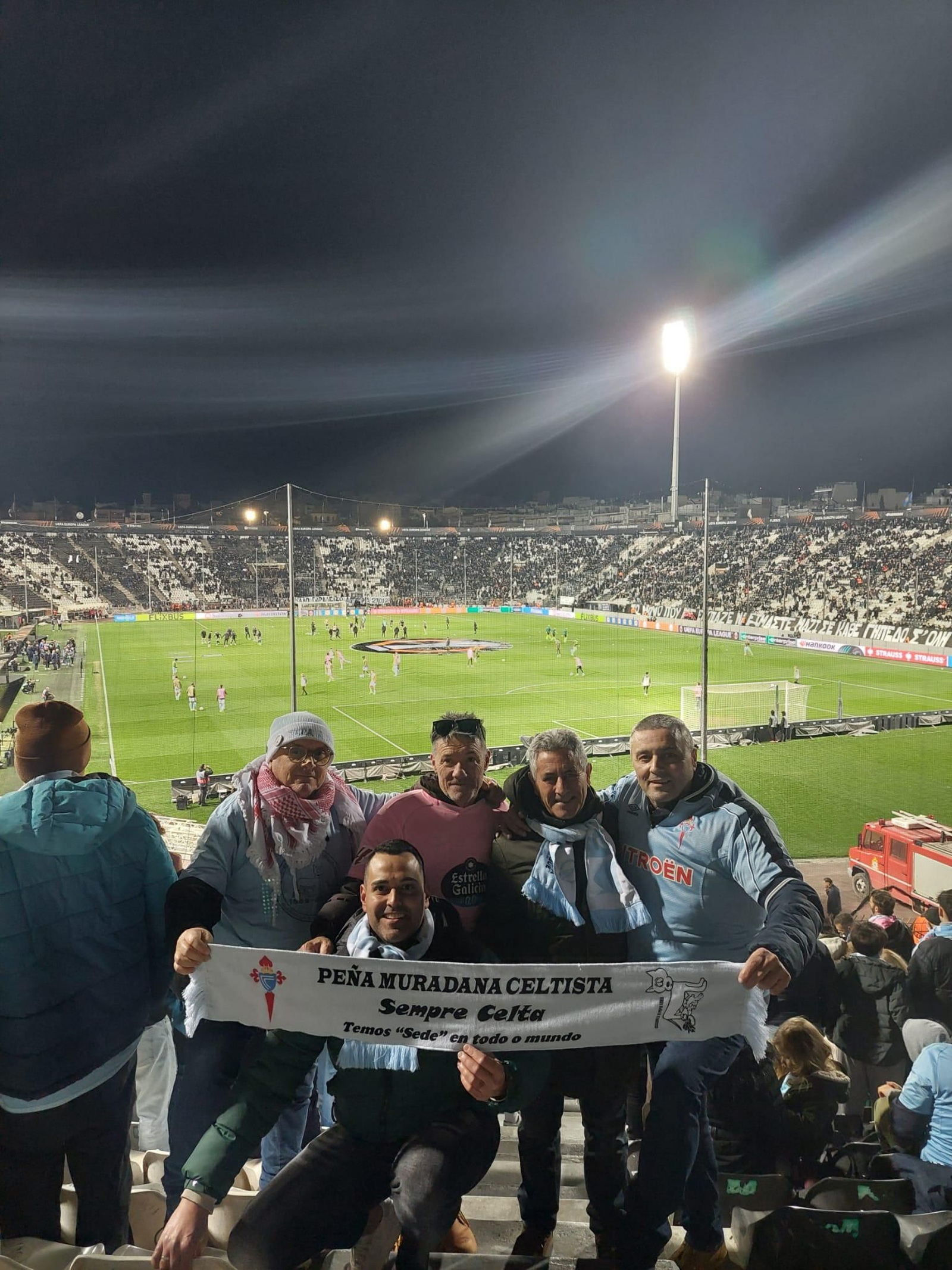 Carcamáns y Pepa a Loba, hermanados en las gradas del Toumba.
