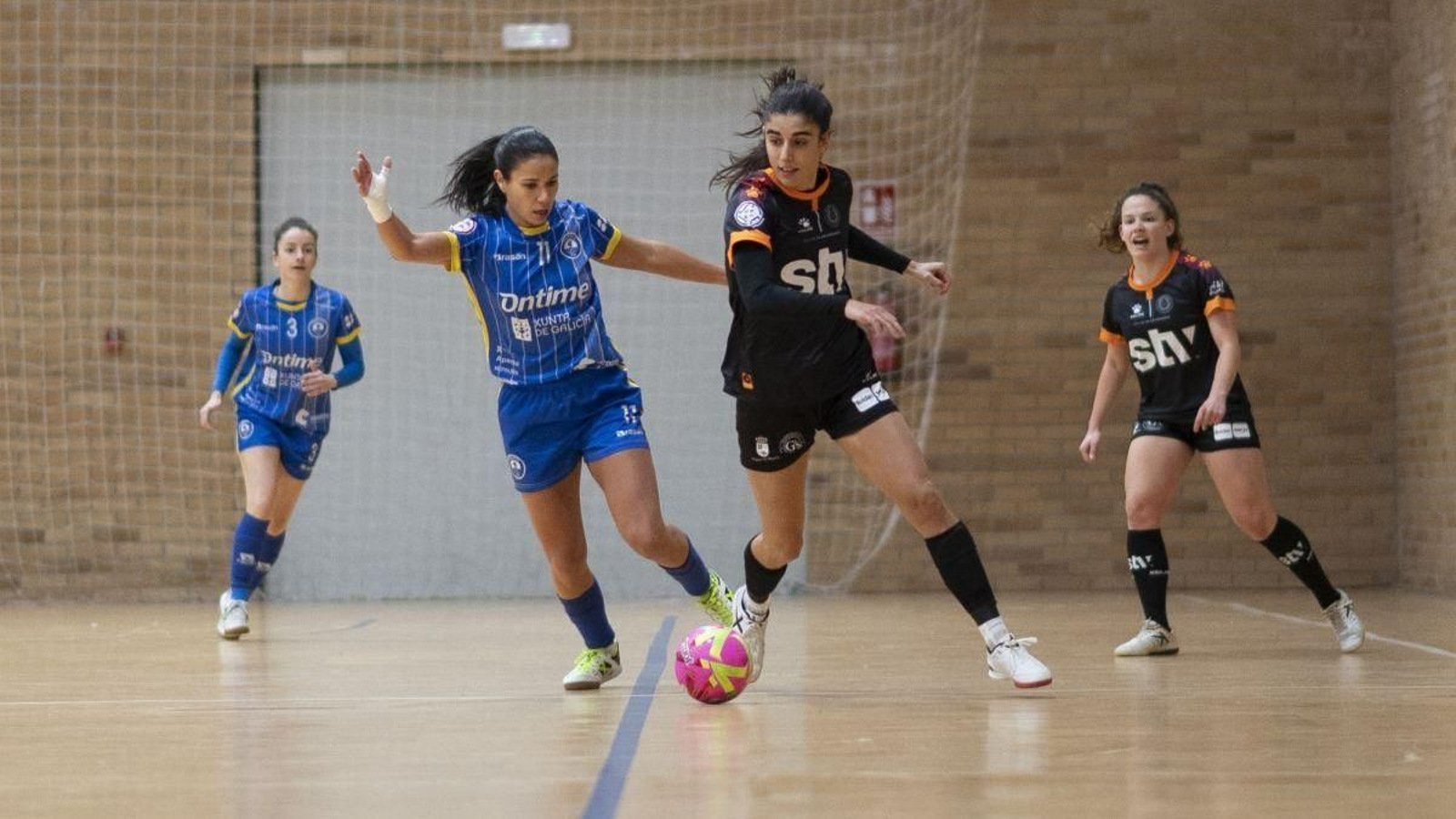 Ju Pedreira intenta robarle la pelota a una contraria ante la mirada de Chiky.