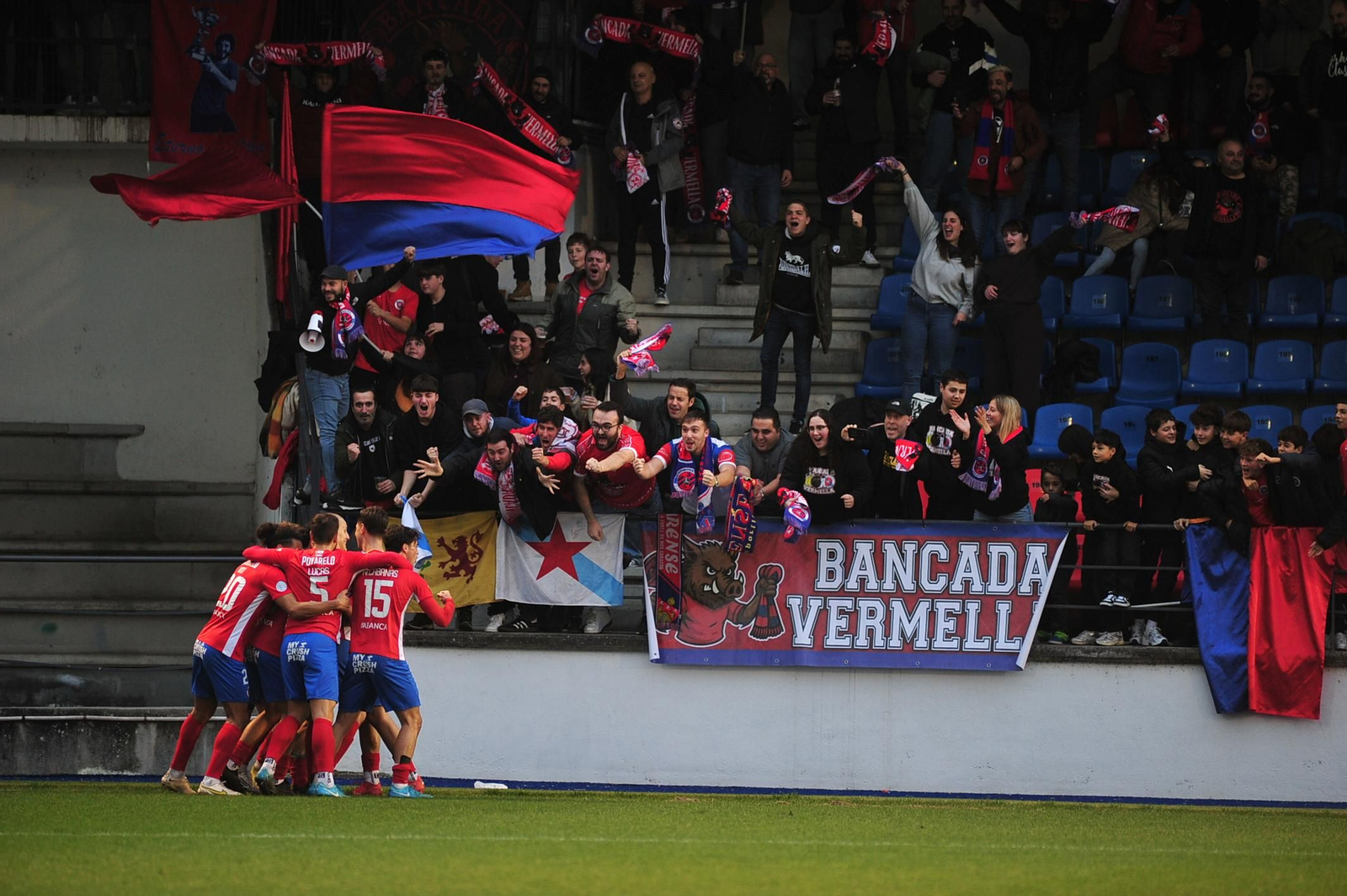 Galería | La UD Ourense gana y disfruta bajo la lluvia en O Couto