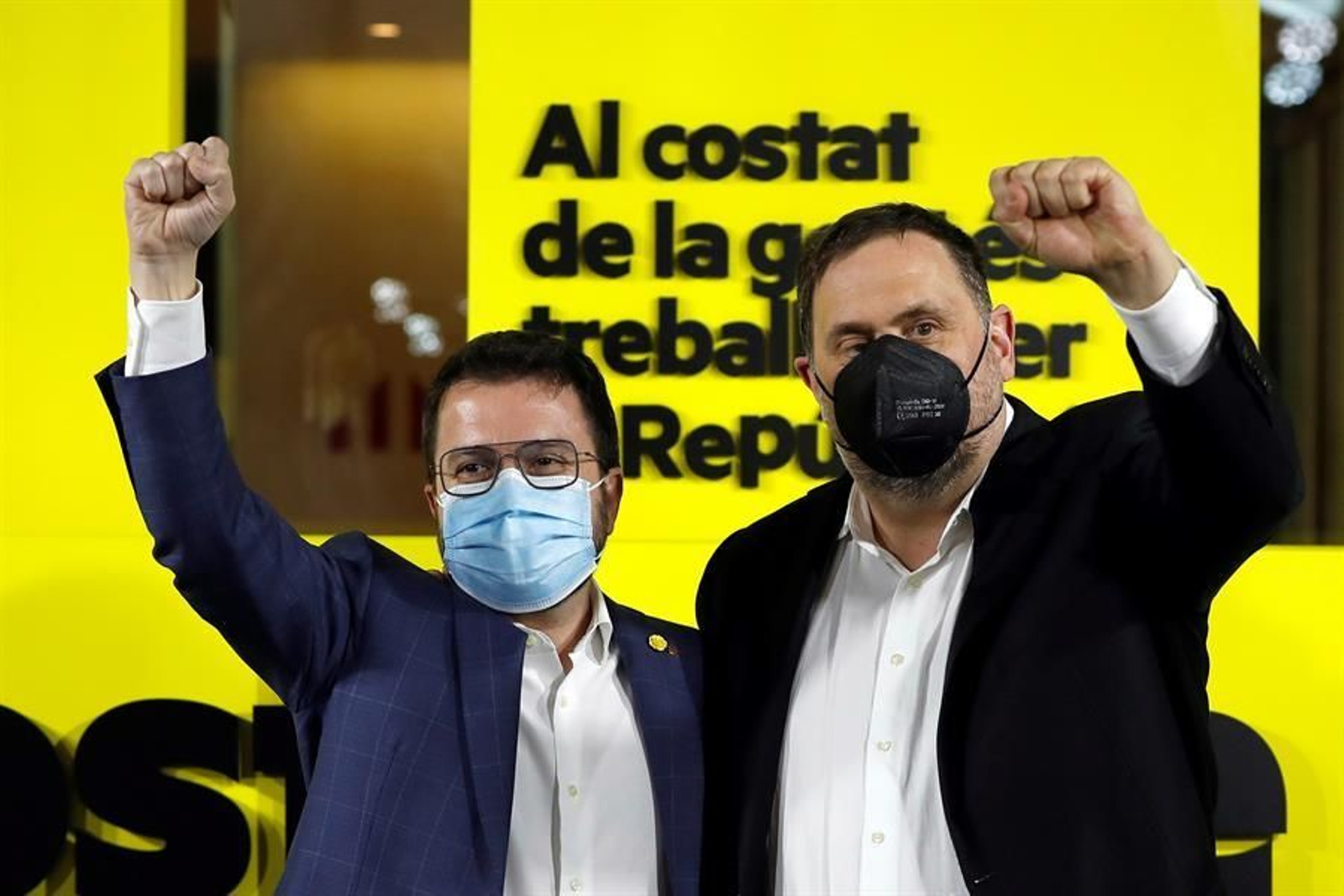 El candidato de ERC a la presidencia de la Generalitat, Pere Aragonès (i), y el presidente del partido Oriol Junqueras