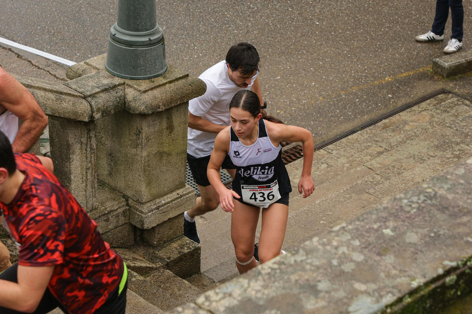 Galería | Cientos de atletas aguantan la lluvia en la Subida ao Castro
