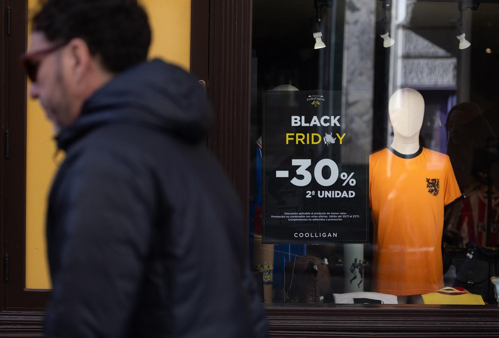 Un escaparate avisa de los descuentos durante Black Friday. // EP