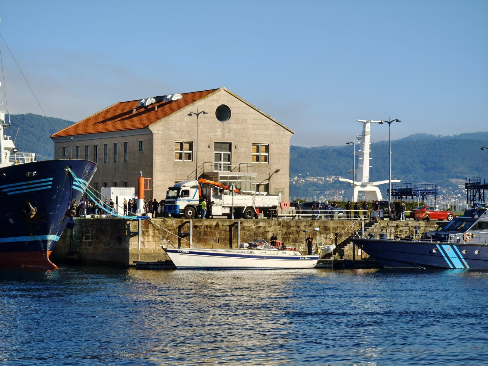 El velero con droga, ya en el puerto de Vigo atracado entre las embarcaciones de Aduanas 'Petrel I' y 'Halcón'.