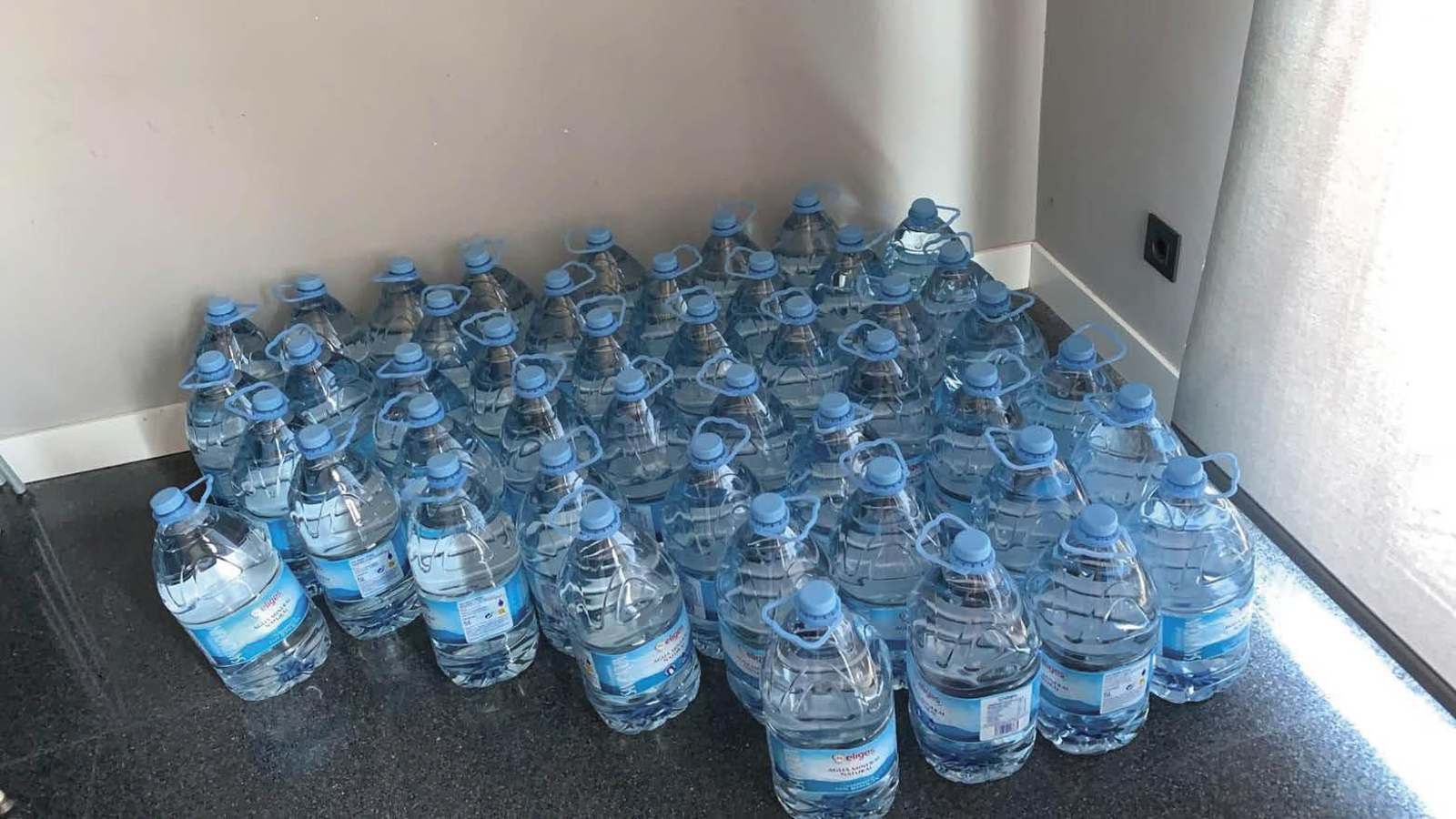 Los vecinos pasan a recoger las garrafas de agua que están en las dependencias municipales.