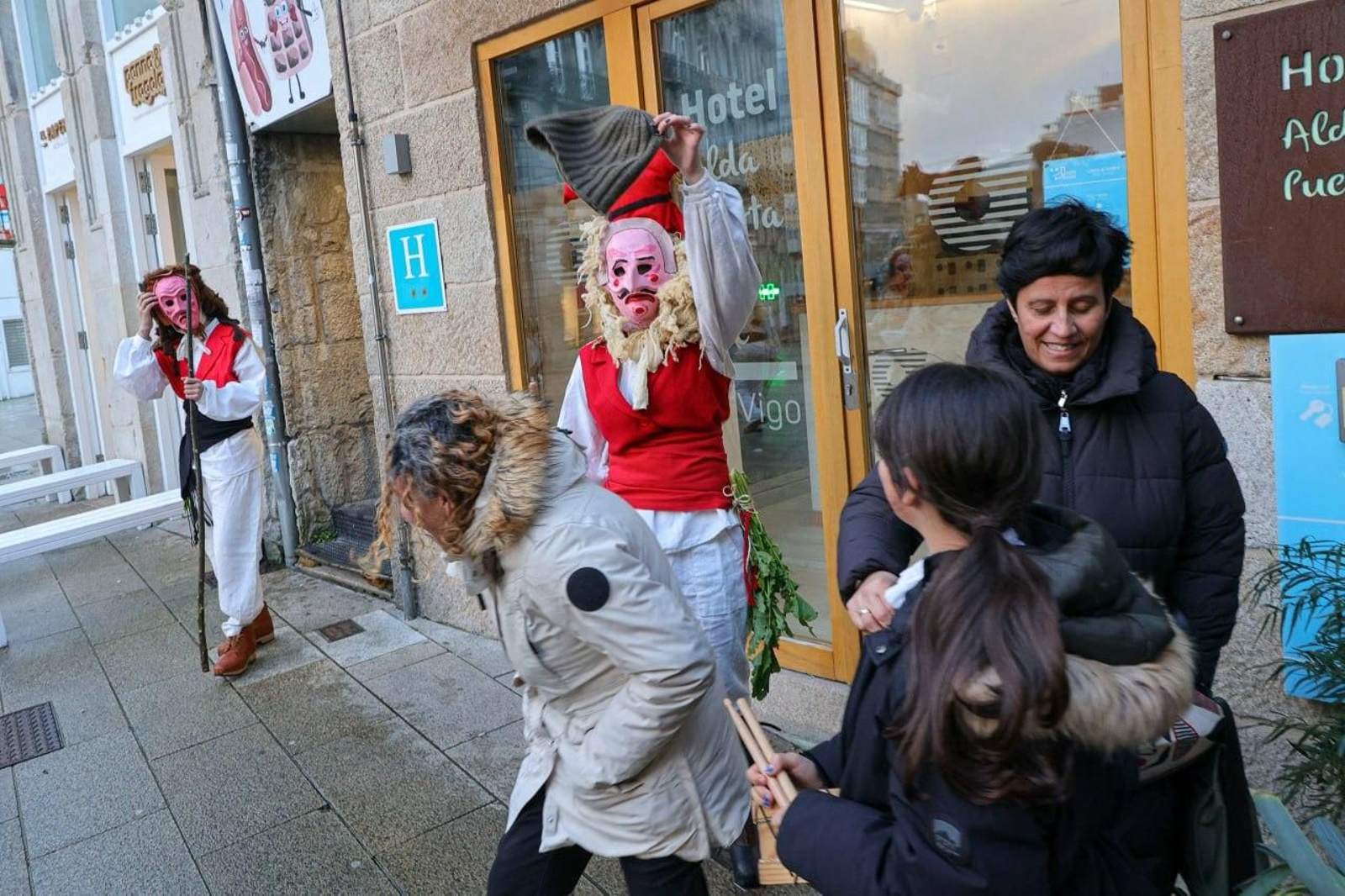 El Entroido ya se vive en Vigo con los Merdeiros, animación de calle y el Meco