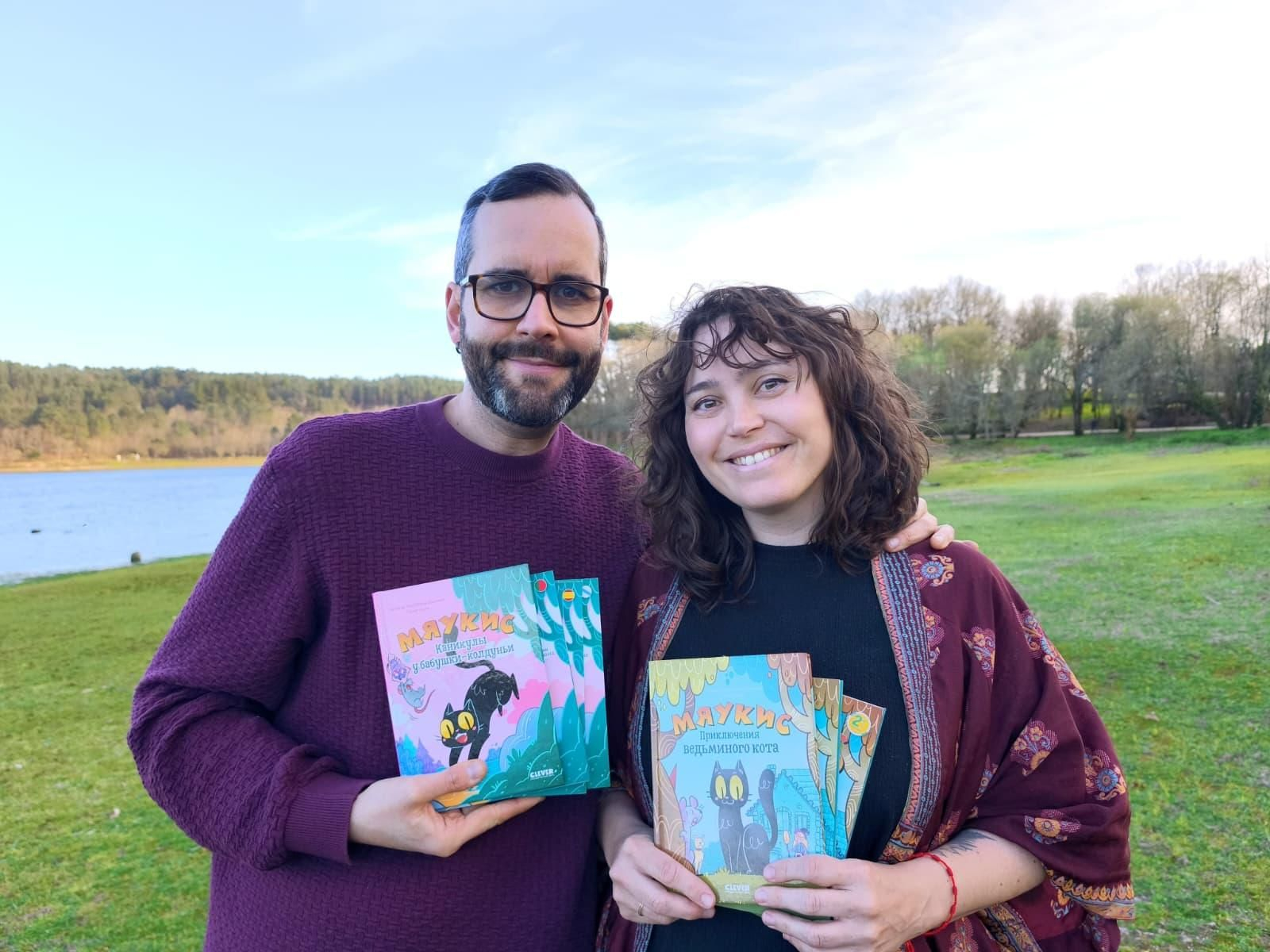 Xabier Domínguez e Alba de Evan cos exemplares.