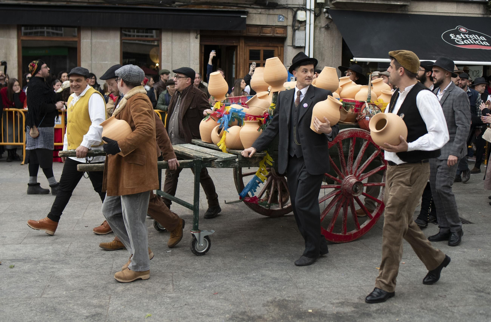 Galería |  Xinzo celebra su Domingo Oleiro con las olas volando en la Plaza Mayor
