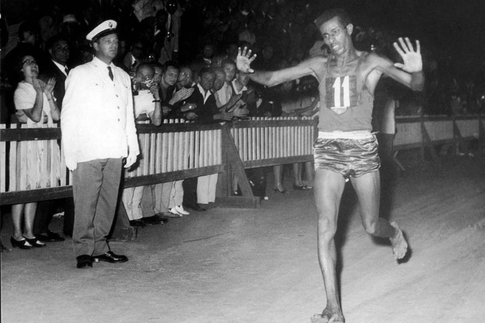 Bikila, cruzando la línea de meta.