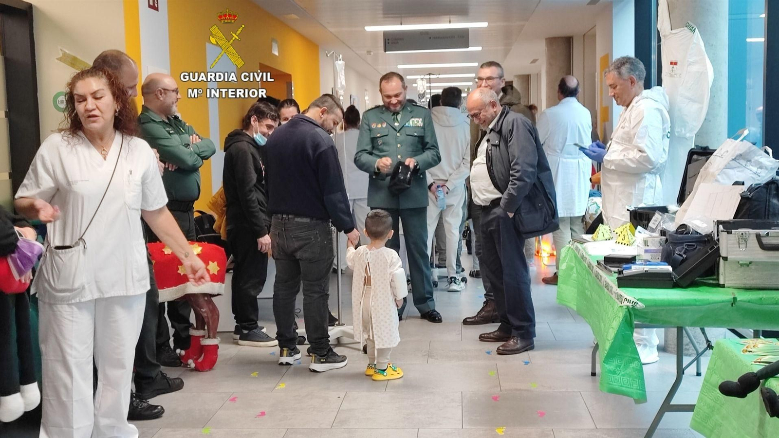 La Guardia Civil visita la Unidad del Pediatría del Hospital Álvaro Cunqueiro de Vigo.