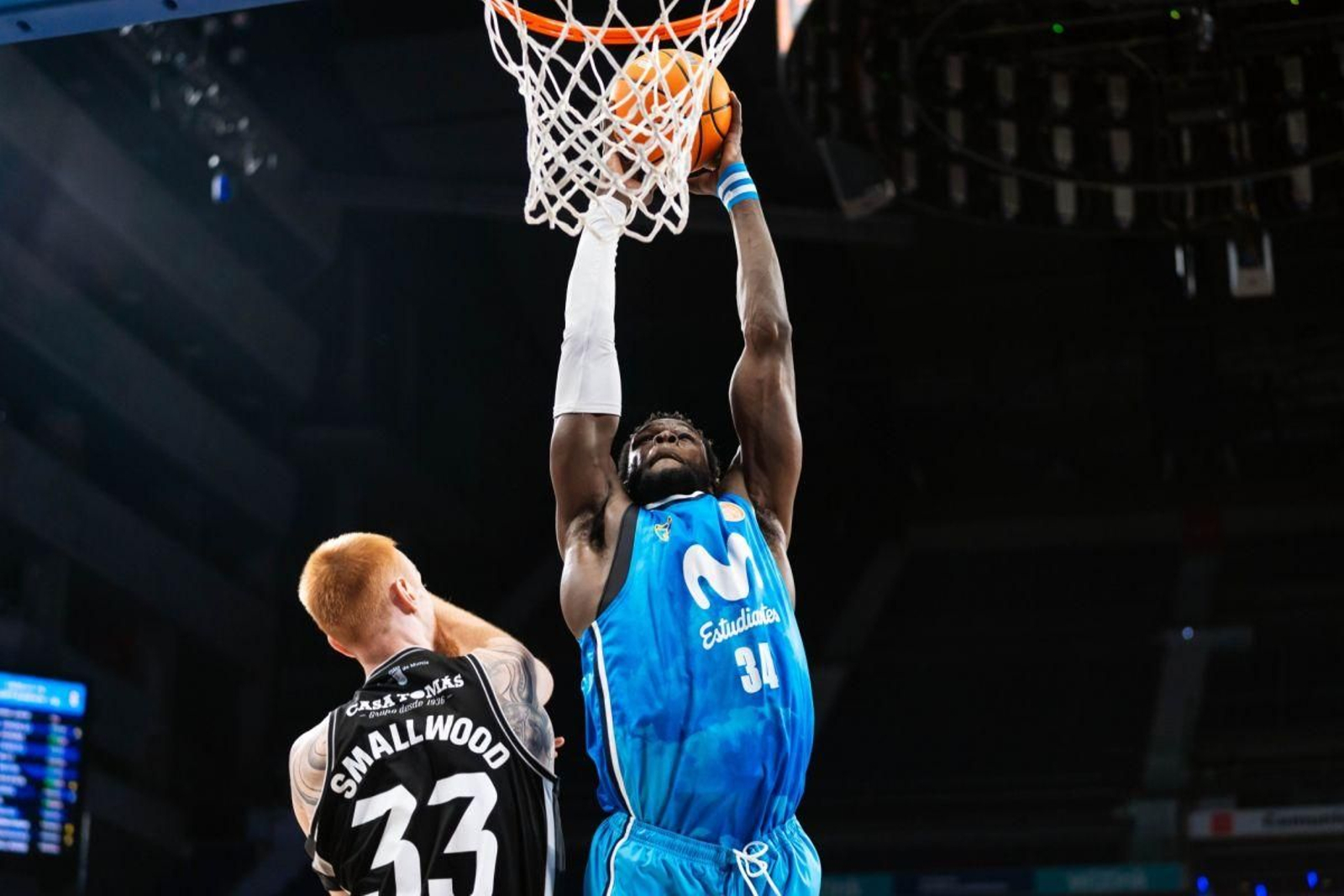 Mus Barro se dispone a machacar el aro.