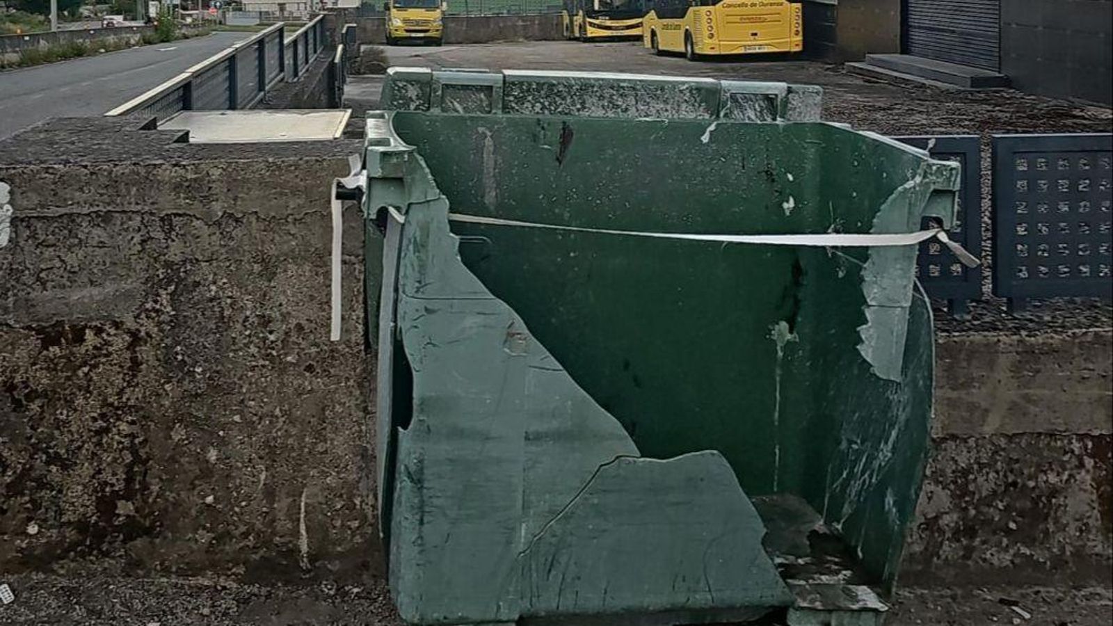 Contenedores destrozados.