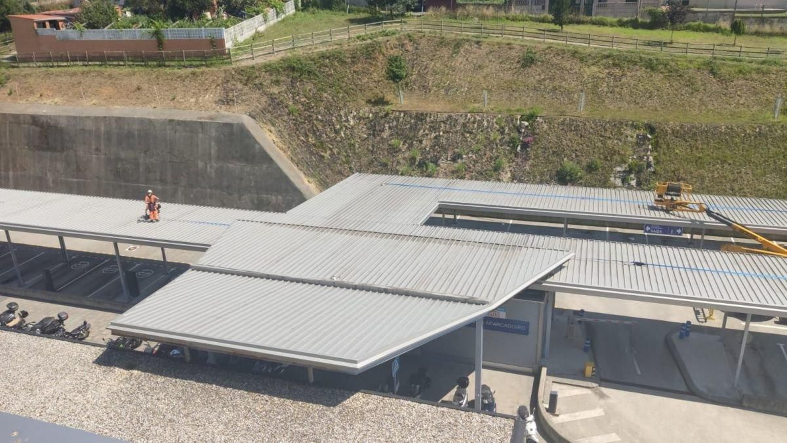 Los operarios trabajan en la cubierta de Urgencias, en la foto, y en la del bloque técnico.