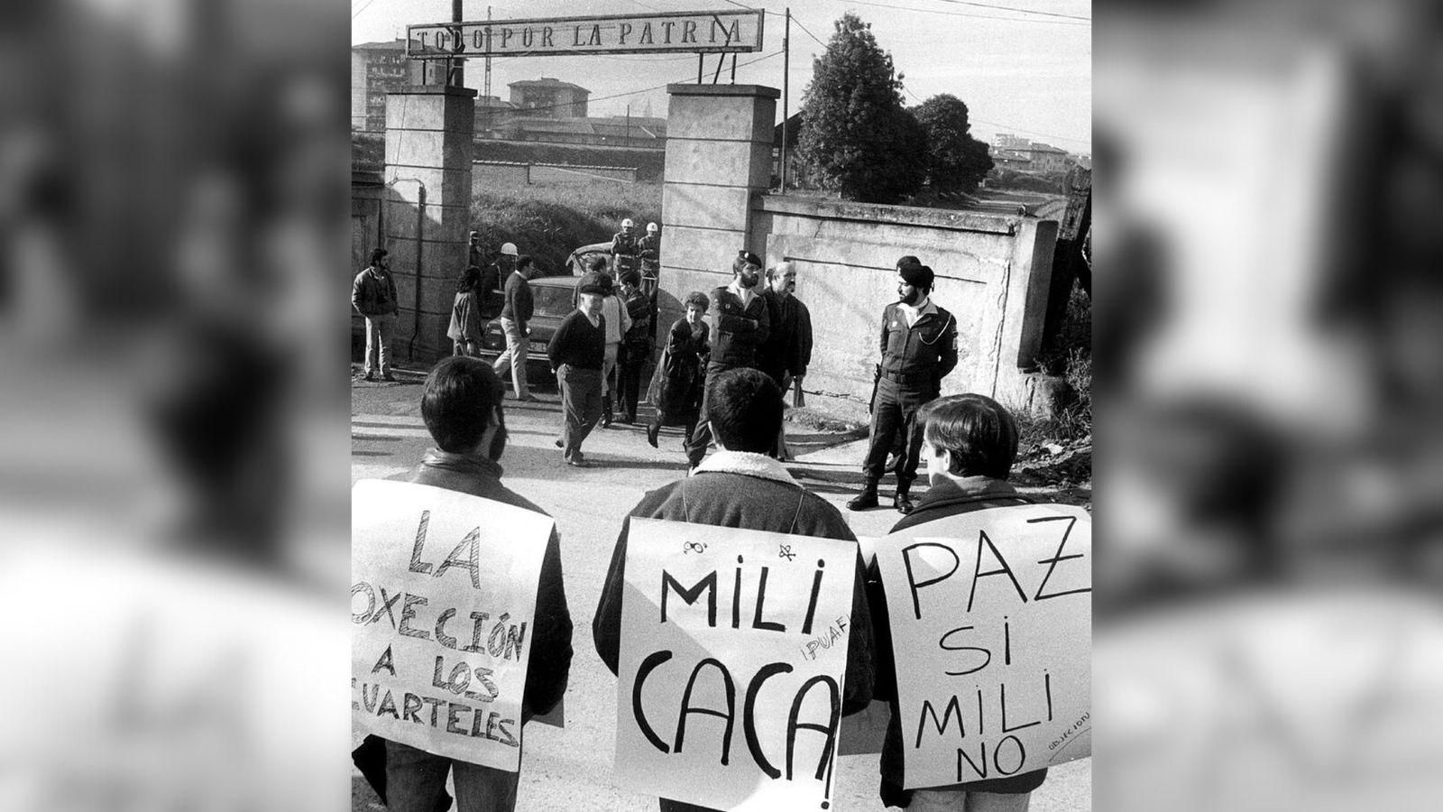 Protesta ante un cuartel a principios de los noventa.