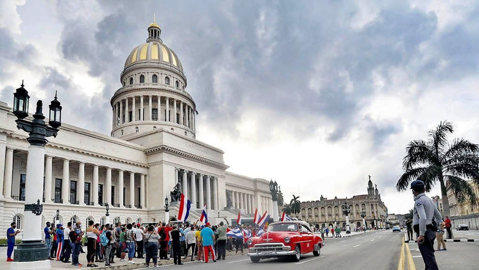 Un pequeño grupo de manifestantes apoya al régimen cubano junto al Capitolio en La Habana.