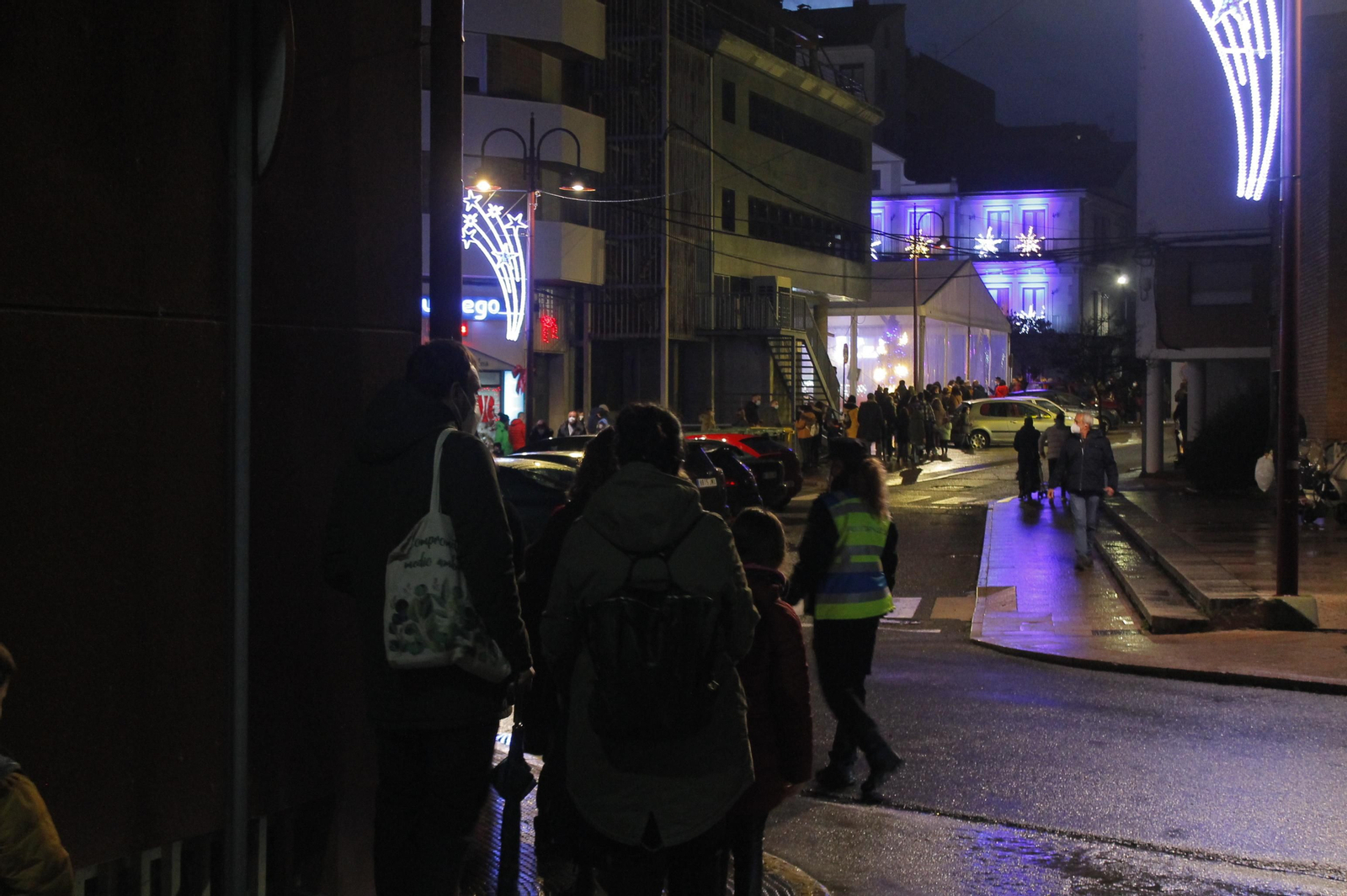 La hilera de familias que hacían espera para ver a los Reyes llegaba hasta la comisaría de la Policía Local. (Isaac Cruz)
