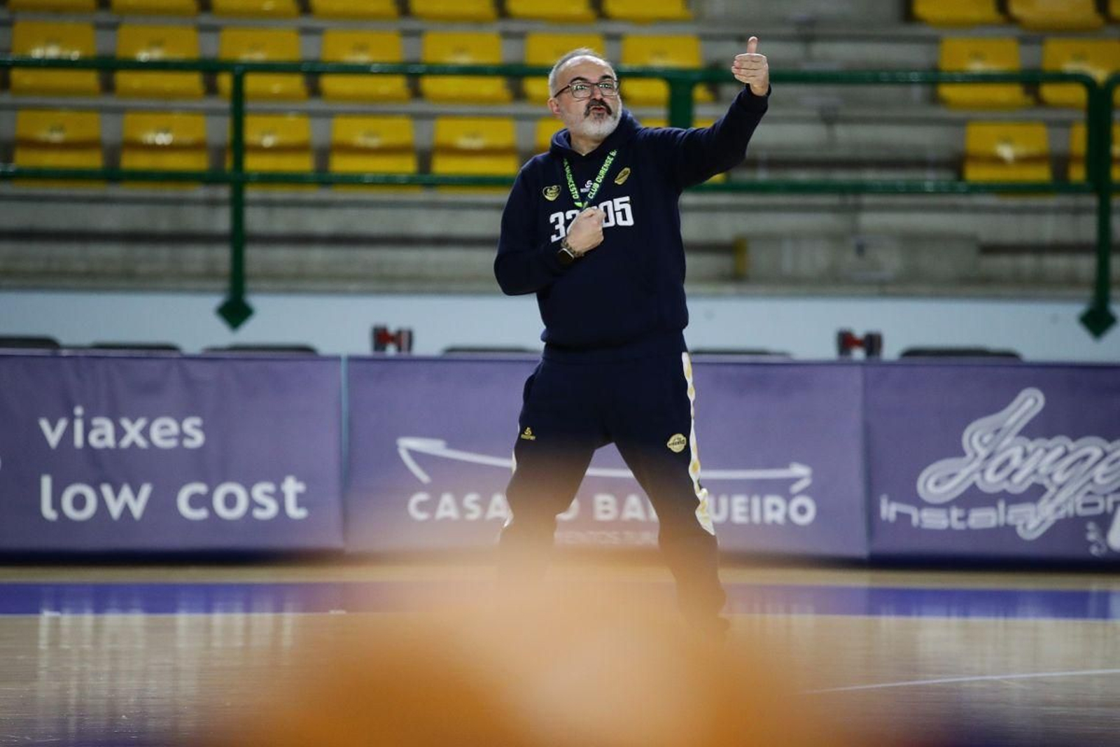 Moncho López dirige a sus jugadores durante una sesión de entrenamiento en el Pazo.